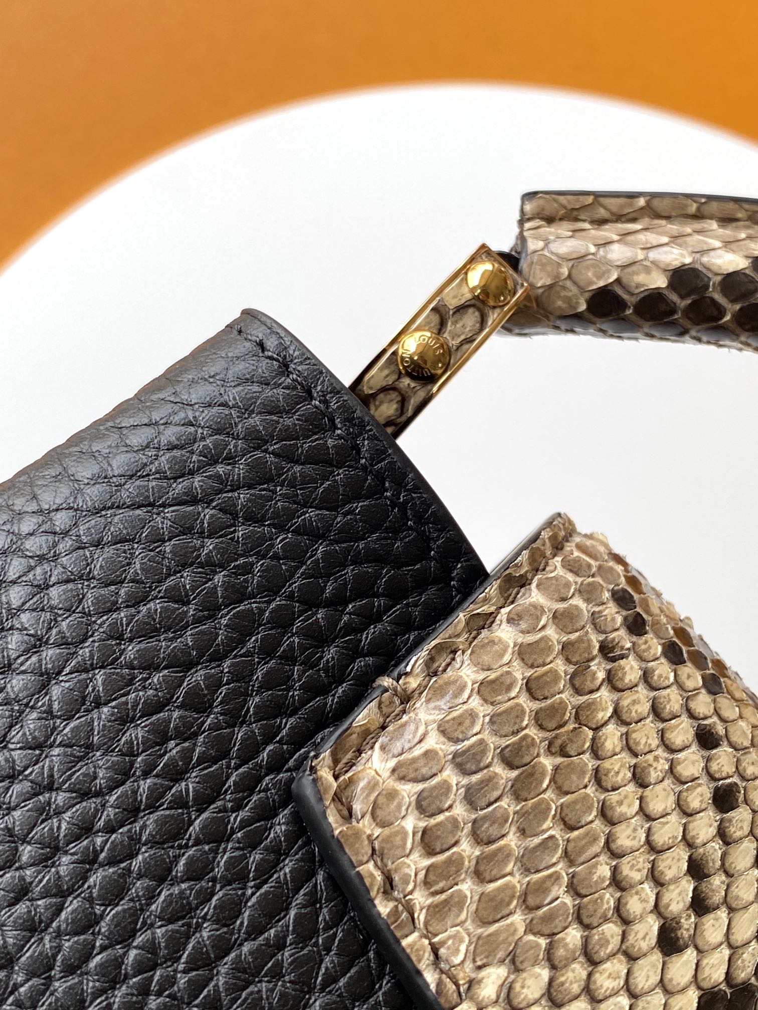 【特级MB芯片版原厂皮】Capucines 迷你 黑色配蟒蛇金型号:M81410黑色蟒蛇动态芯片版材料: