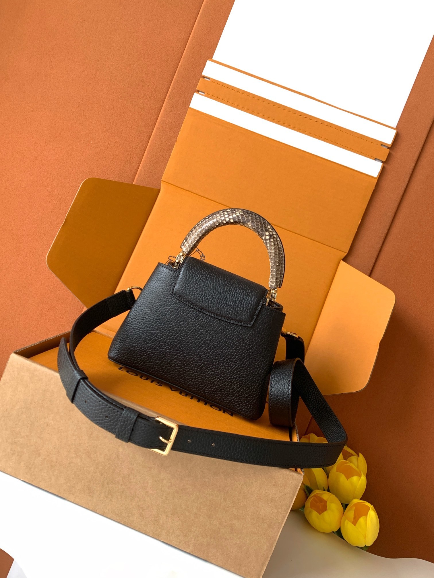 N85515特级全钢 黑配亮光蟒蛇金动态163 2024 夏季款 Capucines 迷你手袋取材 Ta