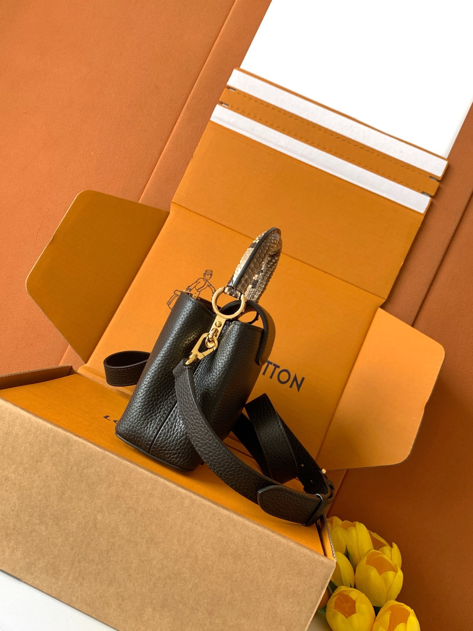 N85515特级全钢 黑配亮光蟒蛇金动态163 2024 夏季款 Capucines 迷你手袋取材 Ta