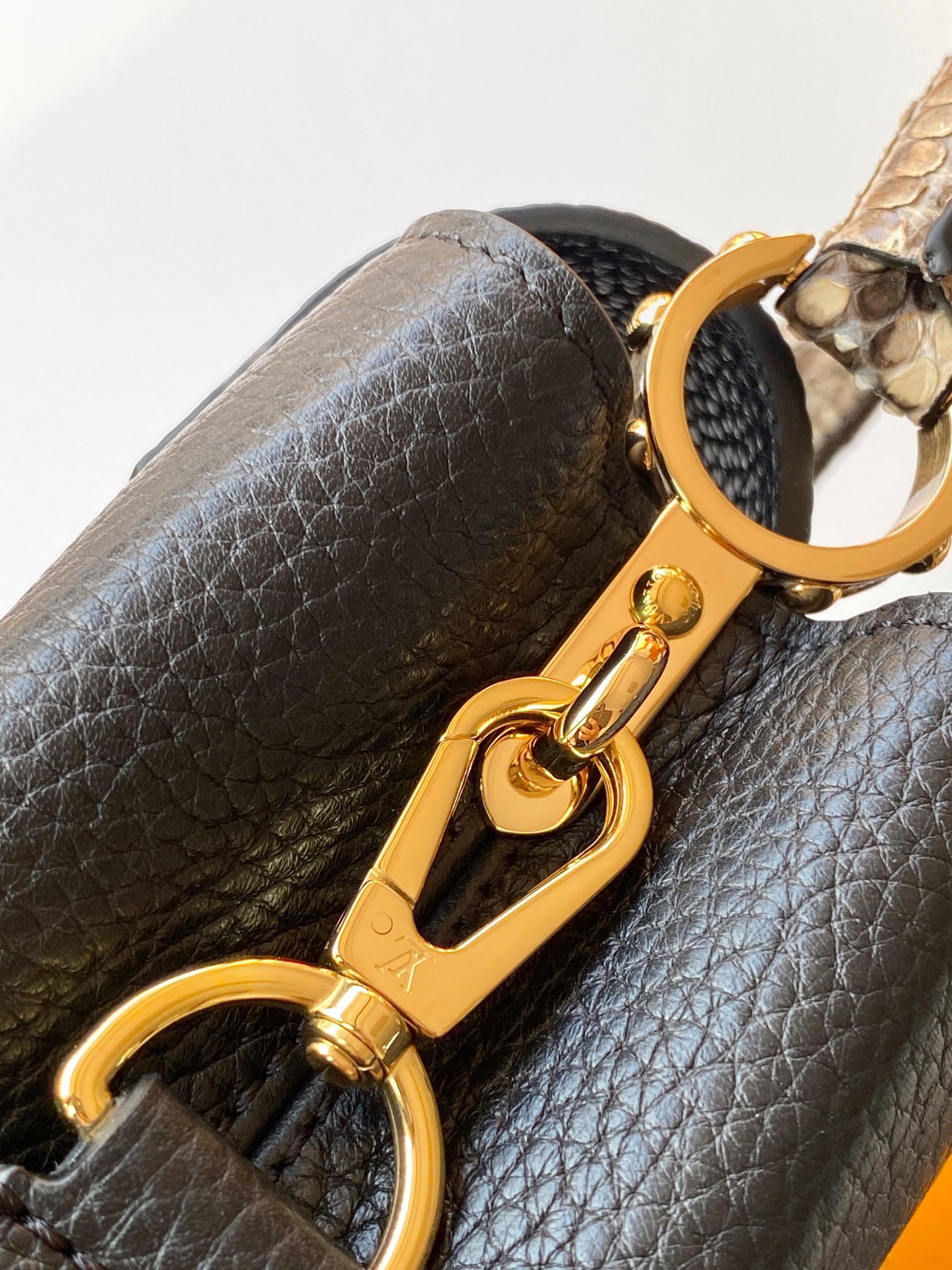 N85515特级全钢 黑配亮光蟒蛇金动态163 2024 夏季款 Capucines 迷你手袋取材 Ta