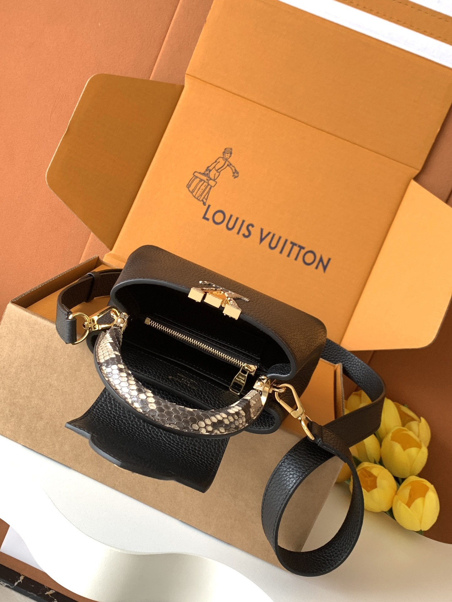 N85515特级全钢 黑配亮光蟒蛇金动态163 2024 夏季款 Capucines 迷你手袋取材 Ta