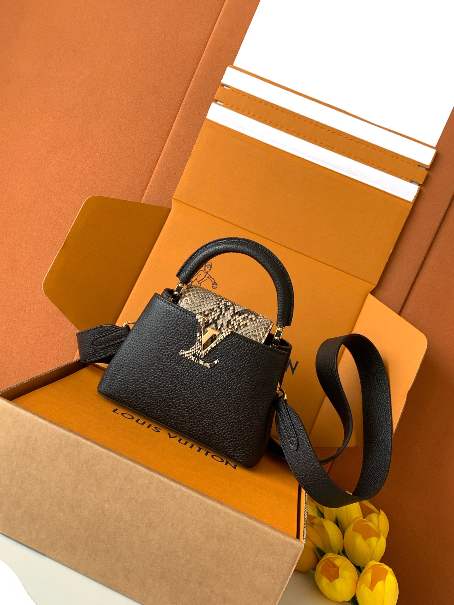 【特级MB新版芯片原厂皮】Capucines 迷你 黑配亮光蟒蛇金型号：M81208材料：A级全钢五金，