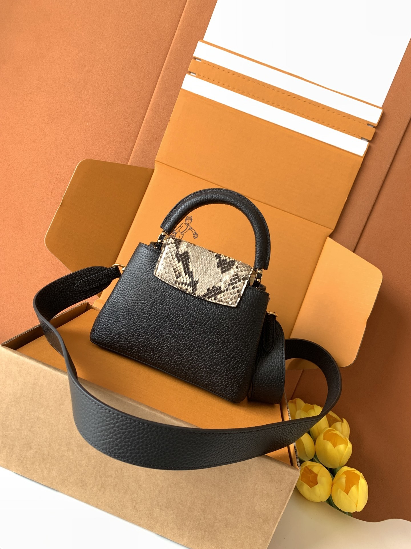 【特级MB新版芯片原厂皮】Capucines 迷你 黑配亮光蟒蛇金型号:M81208材料:A级全钢五金,