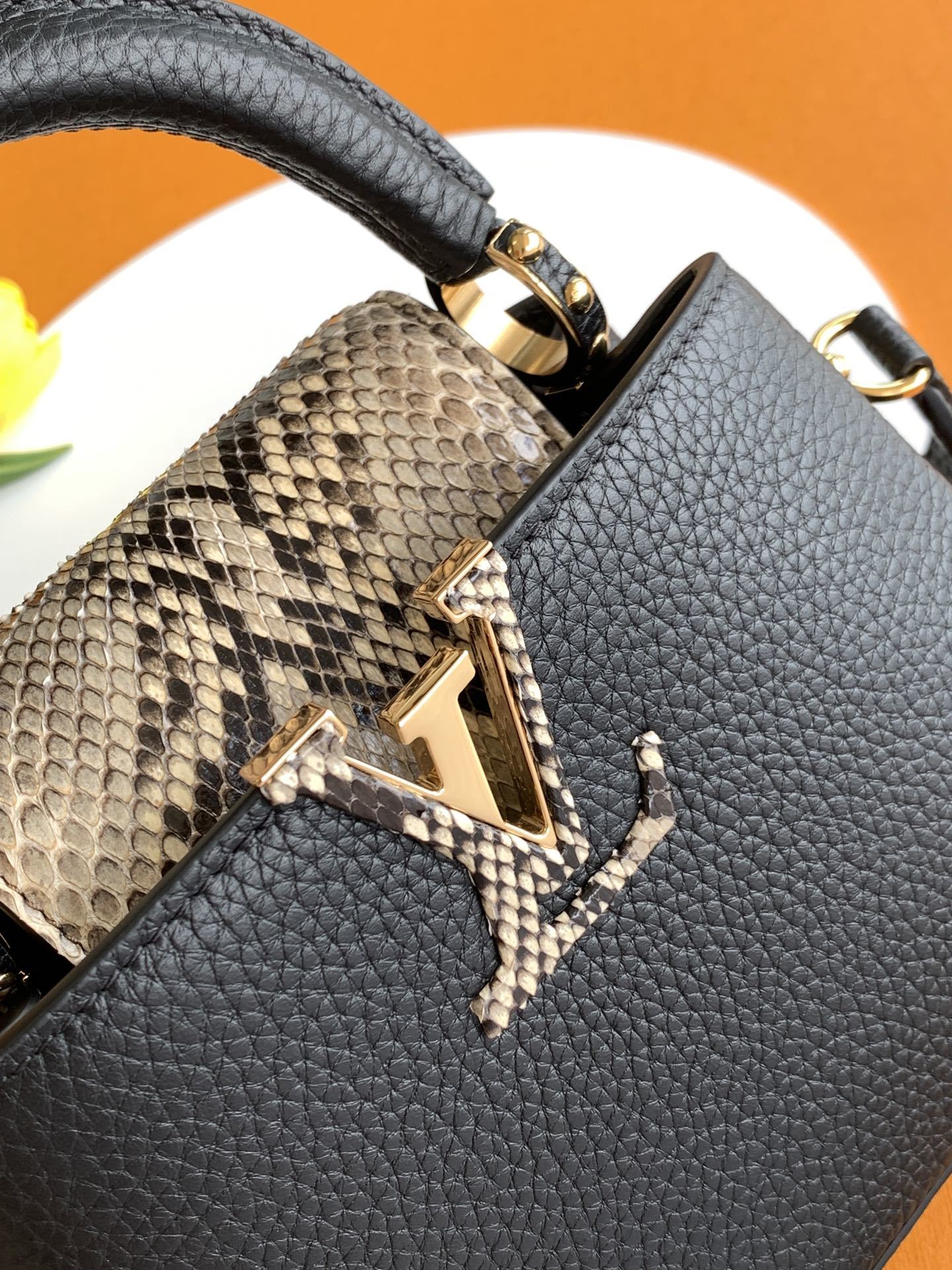 【特级MB新版芯片原厂皮】Capucines 迷你 黑配亮光蟒蛇金型号:M81208材料:A级全钢五金,