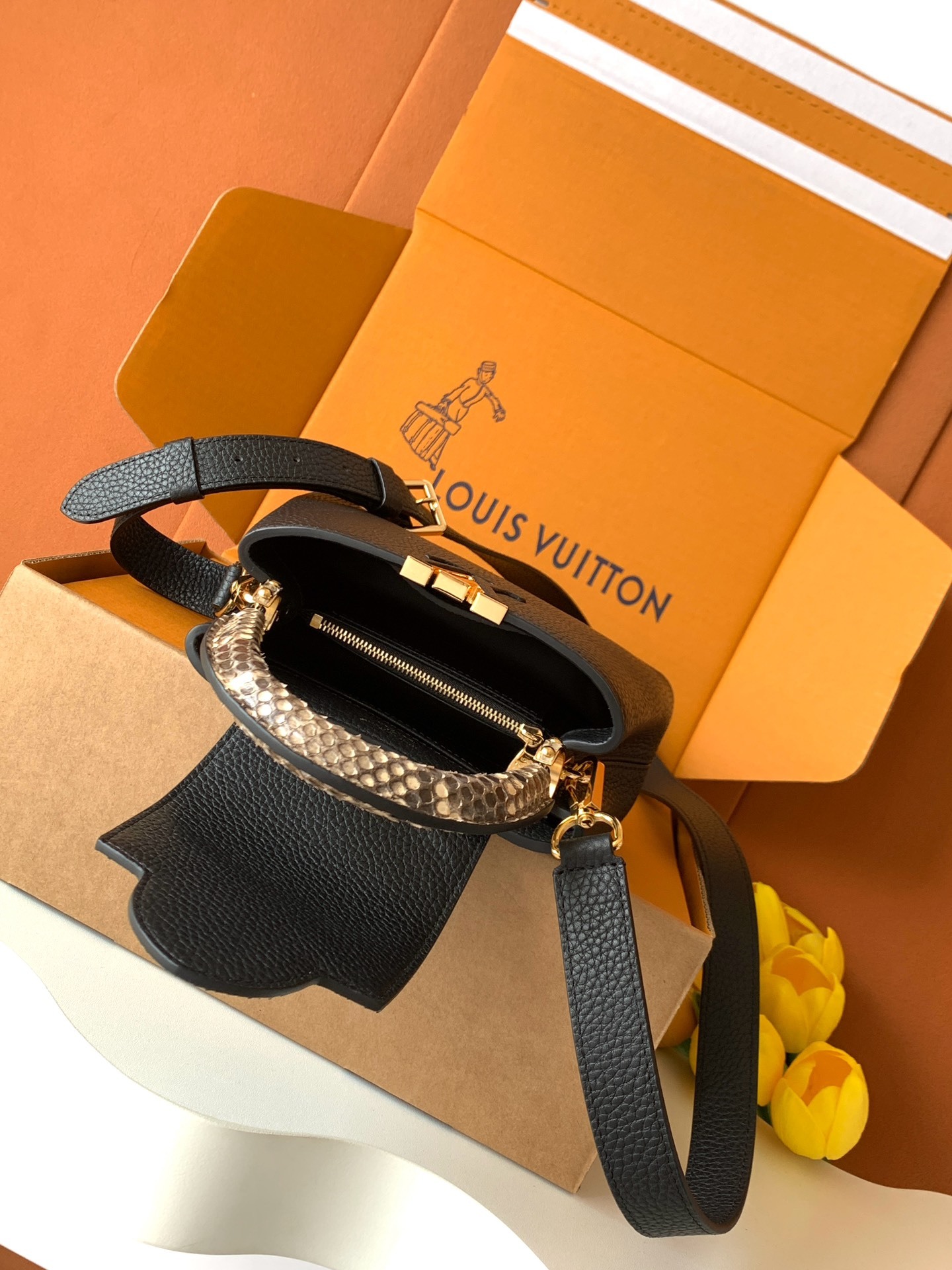 N85516特级全钢 黑配亮光蟒蛇金动态163 2024 夏季款 Capucines 迷你手袋取材 Ta