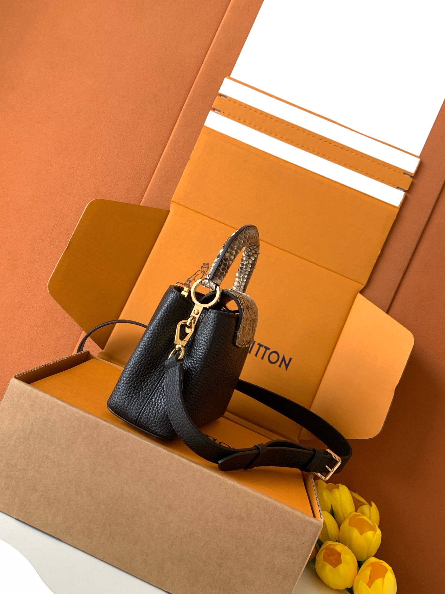 N85516特级全钢 黑配亮光蟒蛇金动态163 2024 夏季款 Capucines 迷你手袋取材 Ta