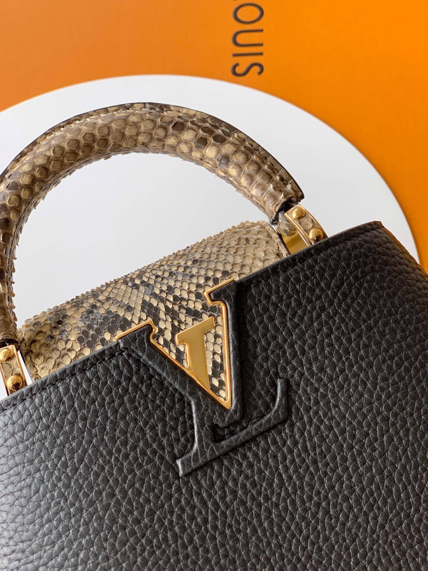 N85516特级全钢 黑配亮光蟒蛇金动态163 2024 夏季款 Capucines 迷你手袋取材 Ta