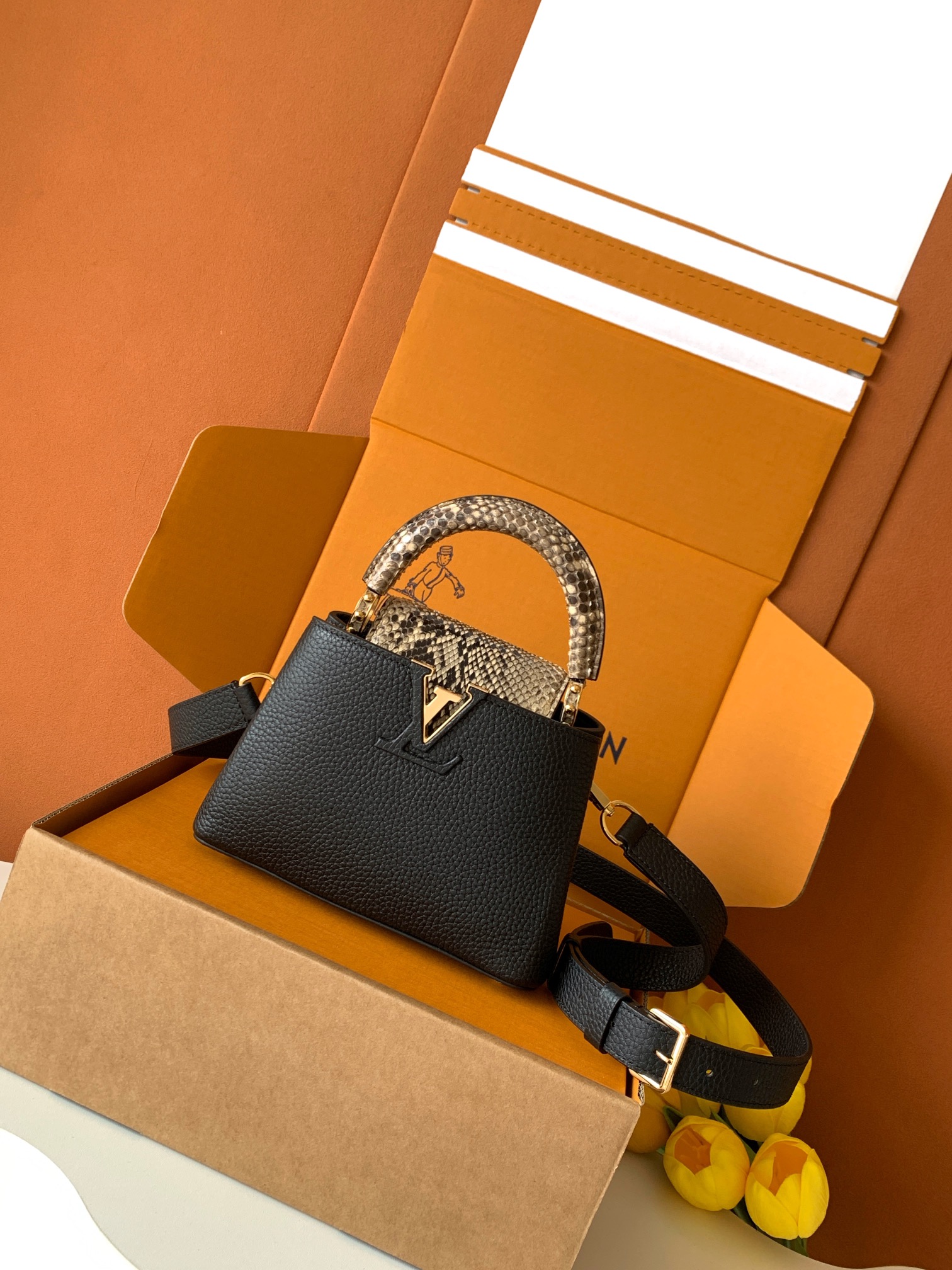 N85516特级全钢 黑配亮光蟒蛇金动态163 2024 夏季款 Capucines 迷你手袋取材 Ta