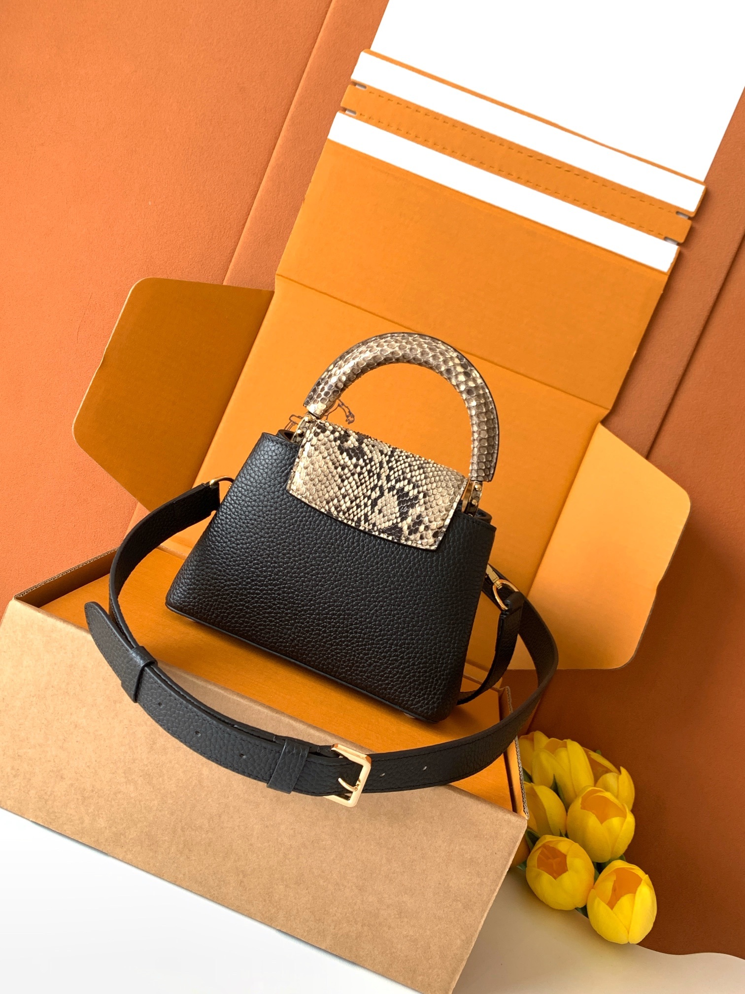 N85516特级全钢 黑配亮光蟒蛇金动态163 2024 夏季款 Capucines 迷你手袋取材 Ta