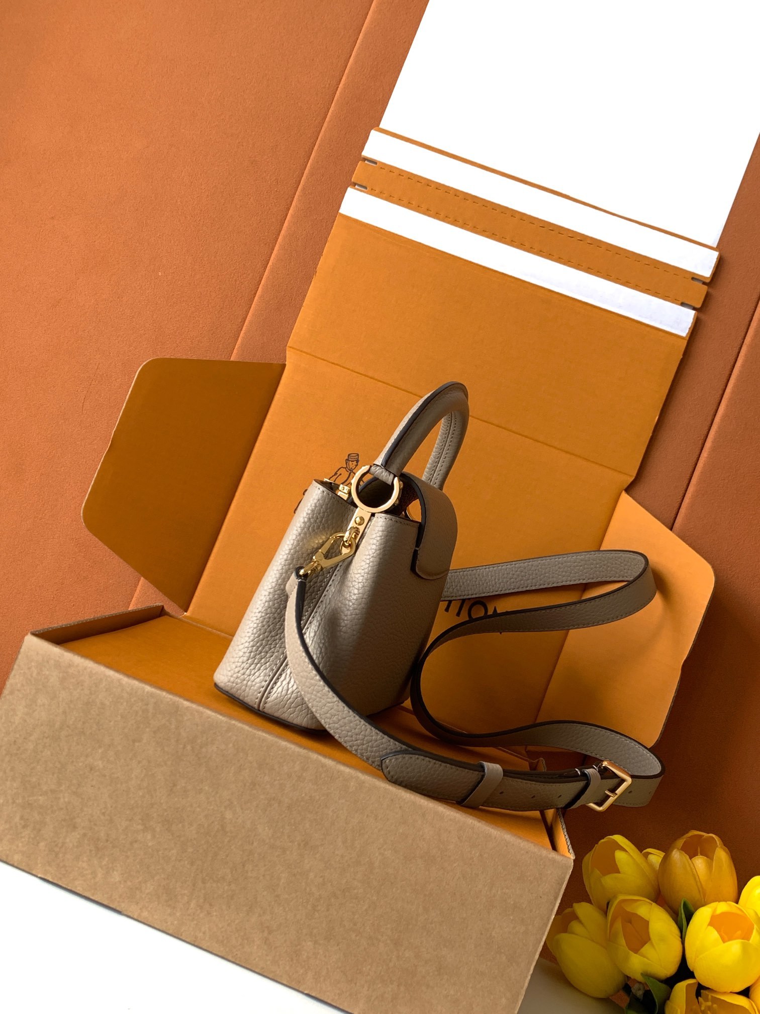 【特级MB新版芯片原厂皮】Capucines 迷你 大象灰金型号:M24729材料:A级全钢五金,进口牛