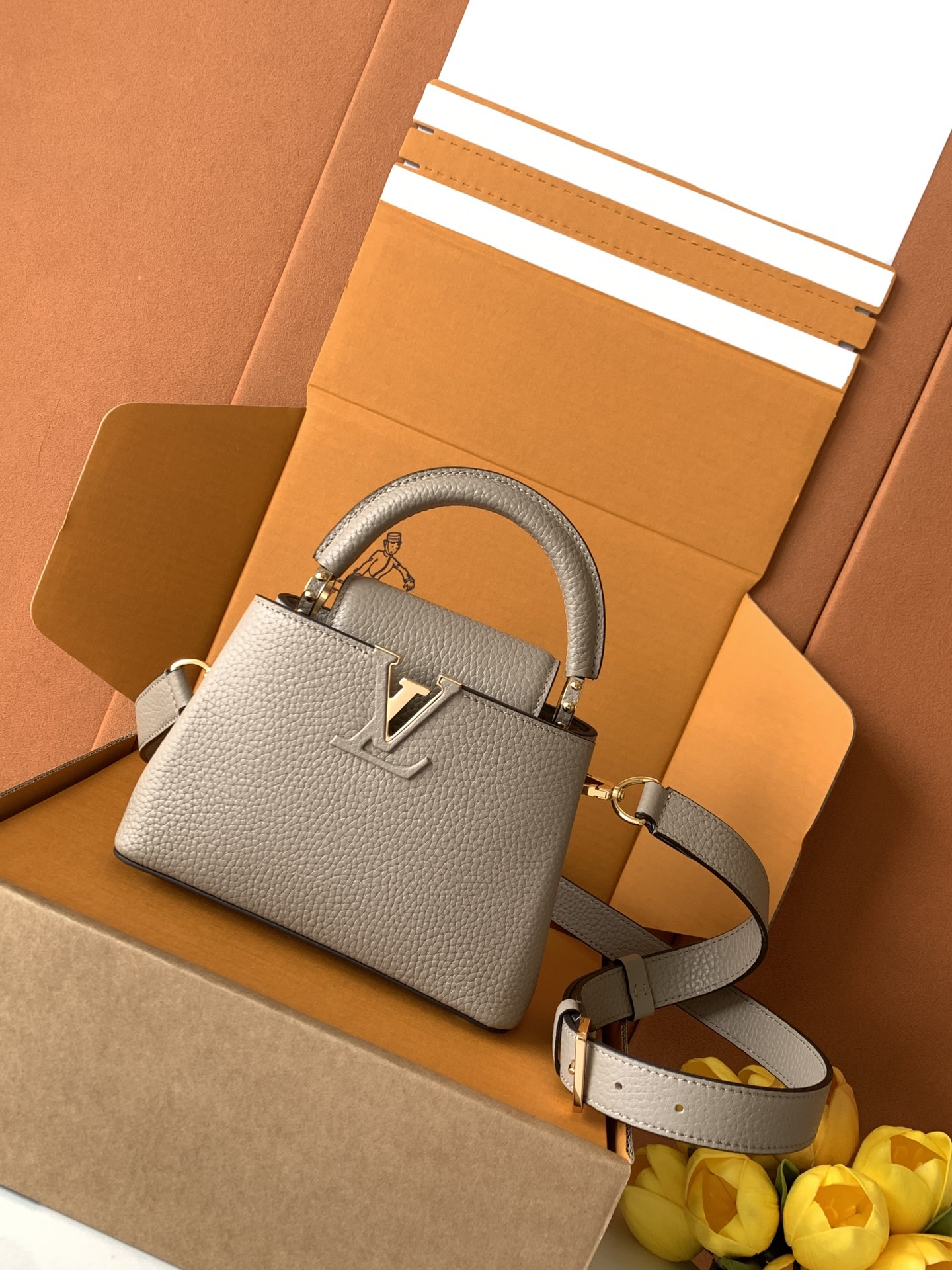 【特级MB新版芯片原厂皮】Capucines 迷你 大象灰金型号：M24729材料：A级全钢五金，进口牛