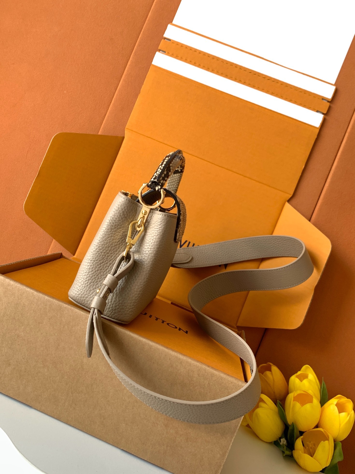 【特级MB芯片版原厂皮】Capucines 迷你 灰色配蟒蛇金型号:M80041黑色配亮光蟒蛇动态芯片版