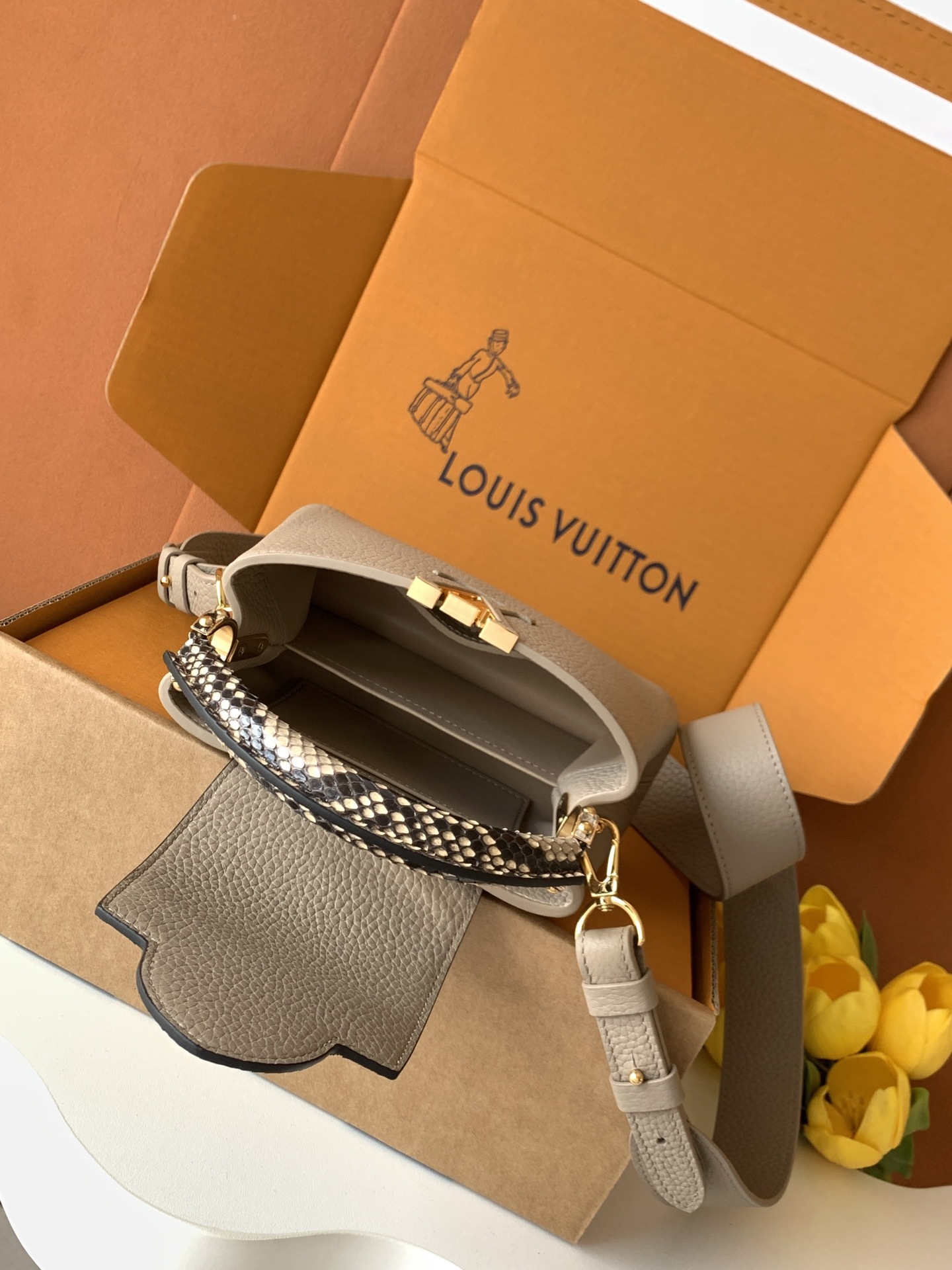 【特级MB芯片版原厂皮】Capucines 迷你 灰色配蟒蛇金型号:M80041黑色配亮光蟒蛇动态芯片版