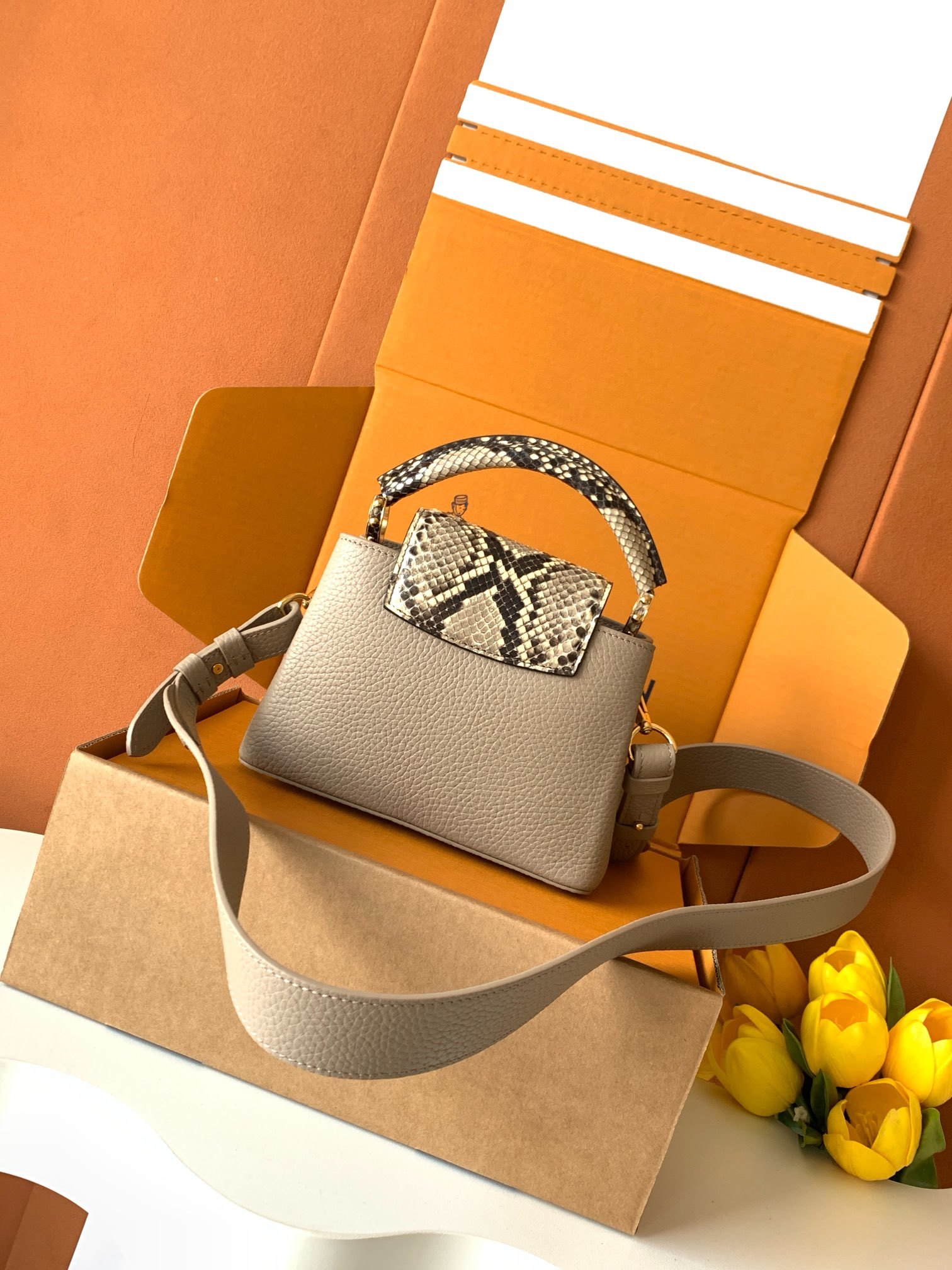 【特级MB芯片版原厂皮】Capucines 迷你 灰色配蟒蛇金型号:M80041黑色配亮光蟒蛇动态芯片版