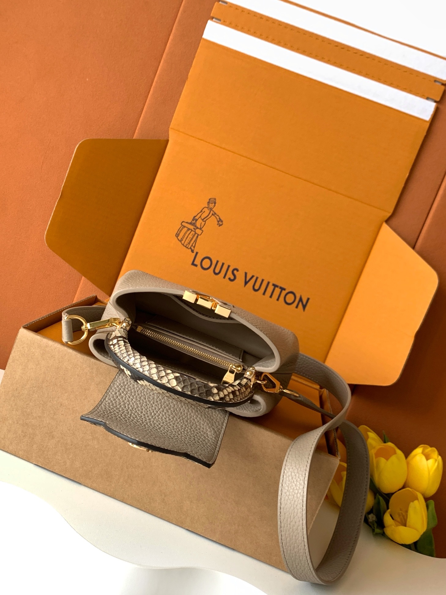 N85516特级全钢 灰色配亮光蟒蛇金动态163 2024 夏季款 Capucines 迷你手袋取材 T