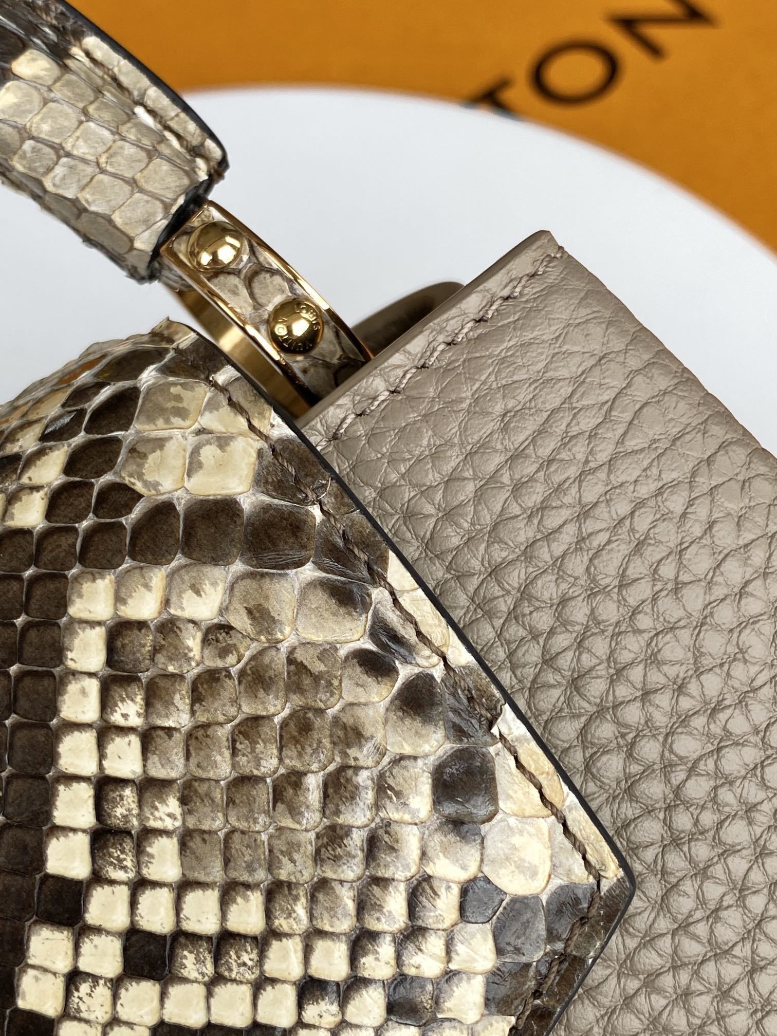 N85516特级全钢 灰色配亮光蟒蛇金动态163 2024 夏季款 Capucines 迷你手袋取材 T