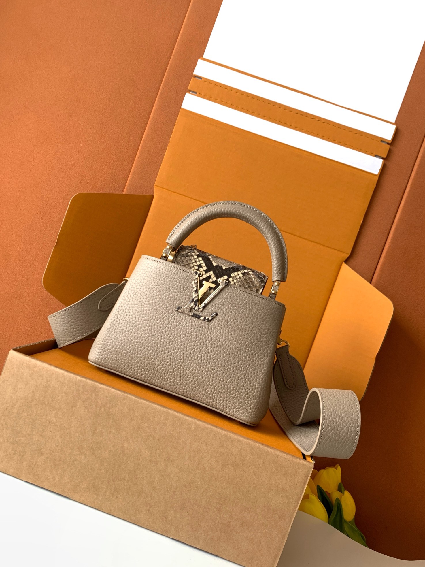 【特级MB新版芯片原厂皮】Capucines 迷你 灰色配亮光蟒蛇金型号：M81208材料：A级全钢五金