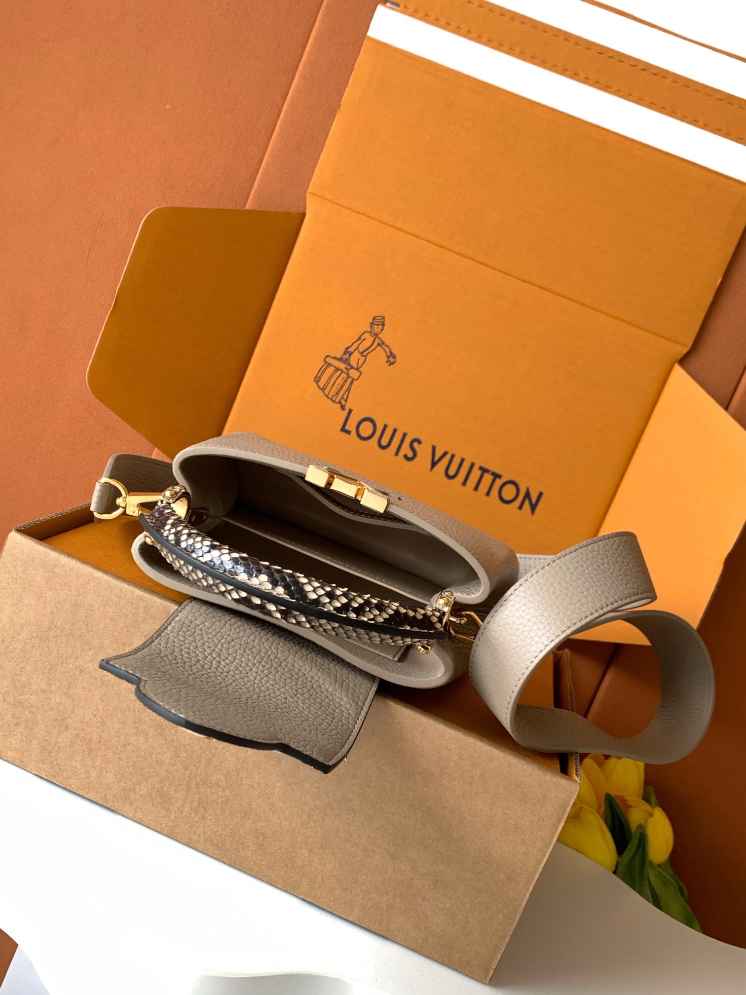 【特级MB芯片版原厂皮】Capucines 迷你 黑色配蟒蛇金型号:M81410灰色蟒蛇动态芯片版材料: