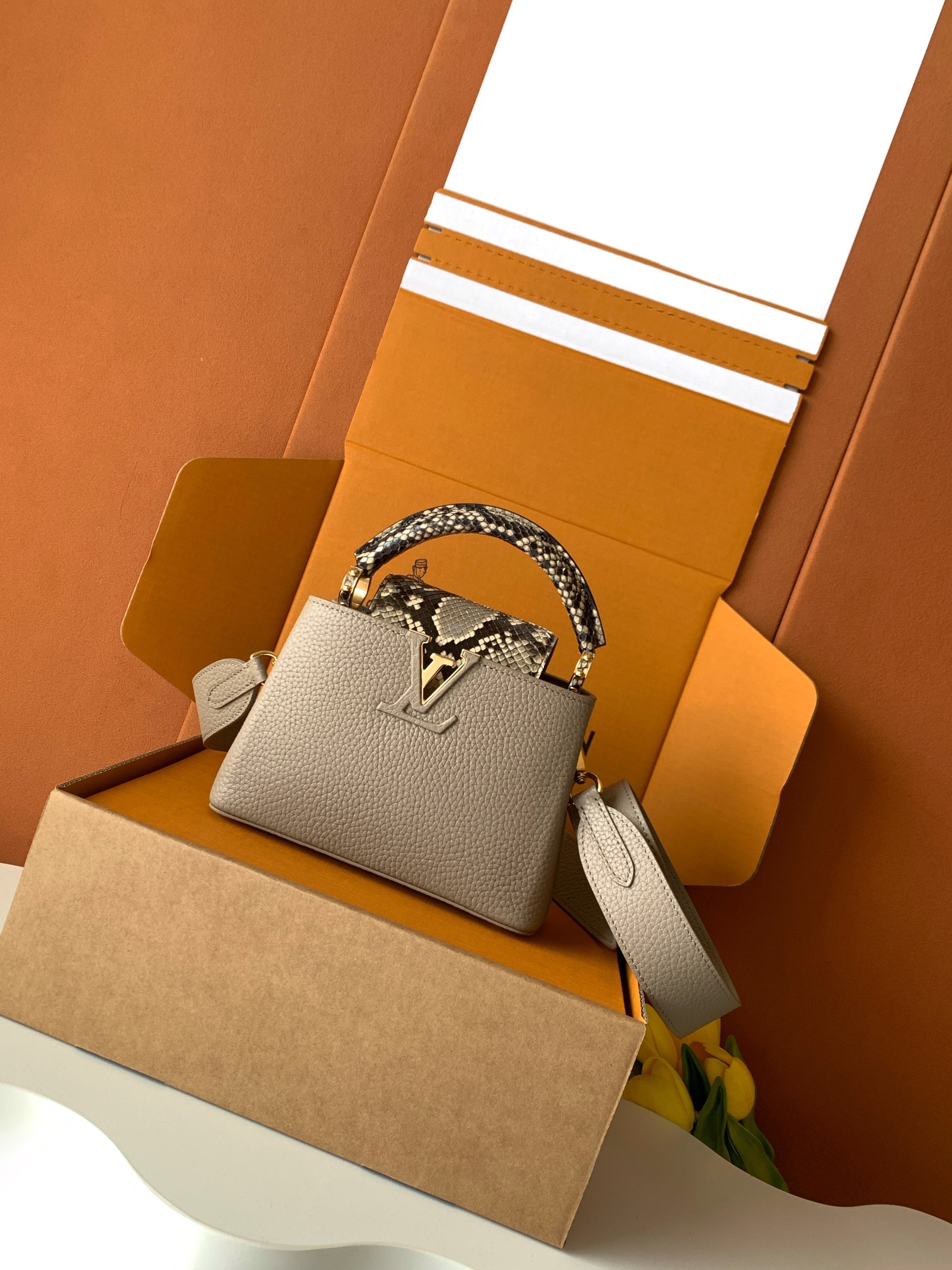 【特级MB芯片版原厂皮】Capucines 迷你 黑色配蟒蛇金型号：M81410灰色蟒蛇动态芯片版材料：