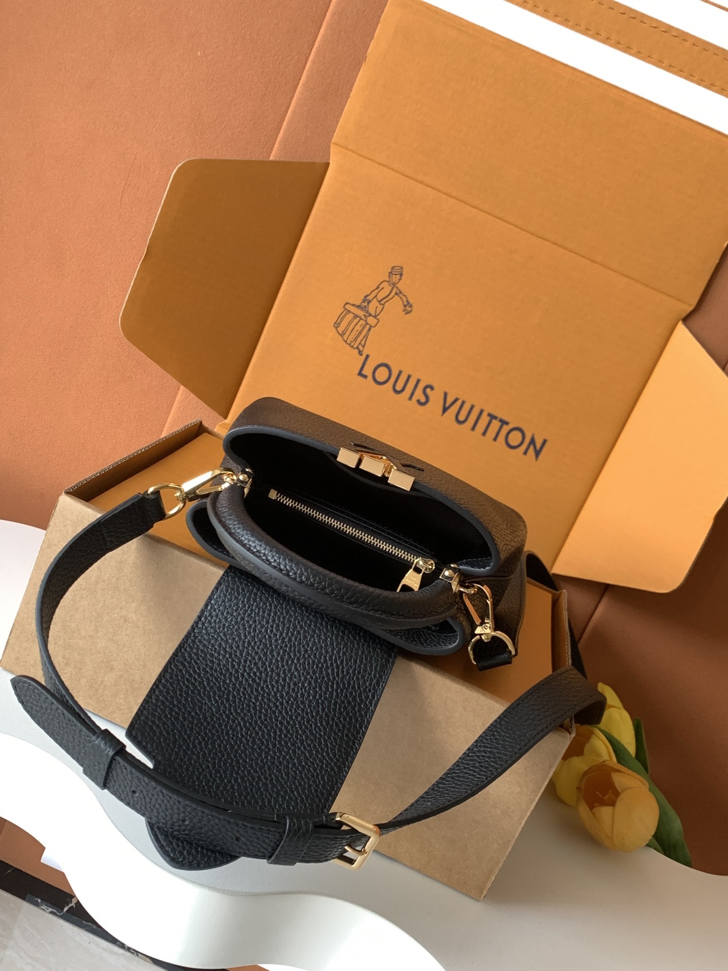 【特级MB新版芯片原厂皮】Capucines 迷你 黑色金型号:M24729材料:A级全钢五金,进口牛皮