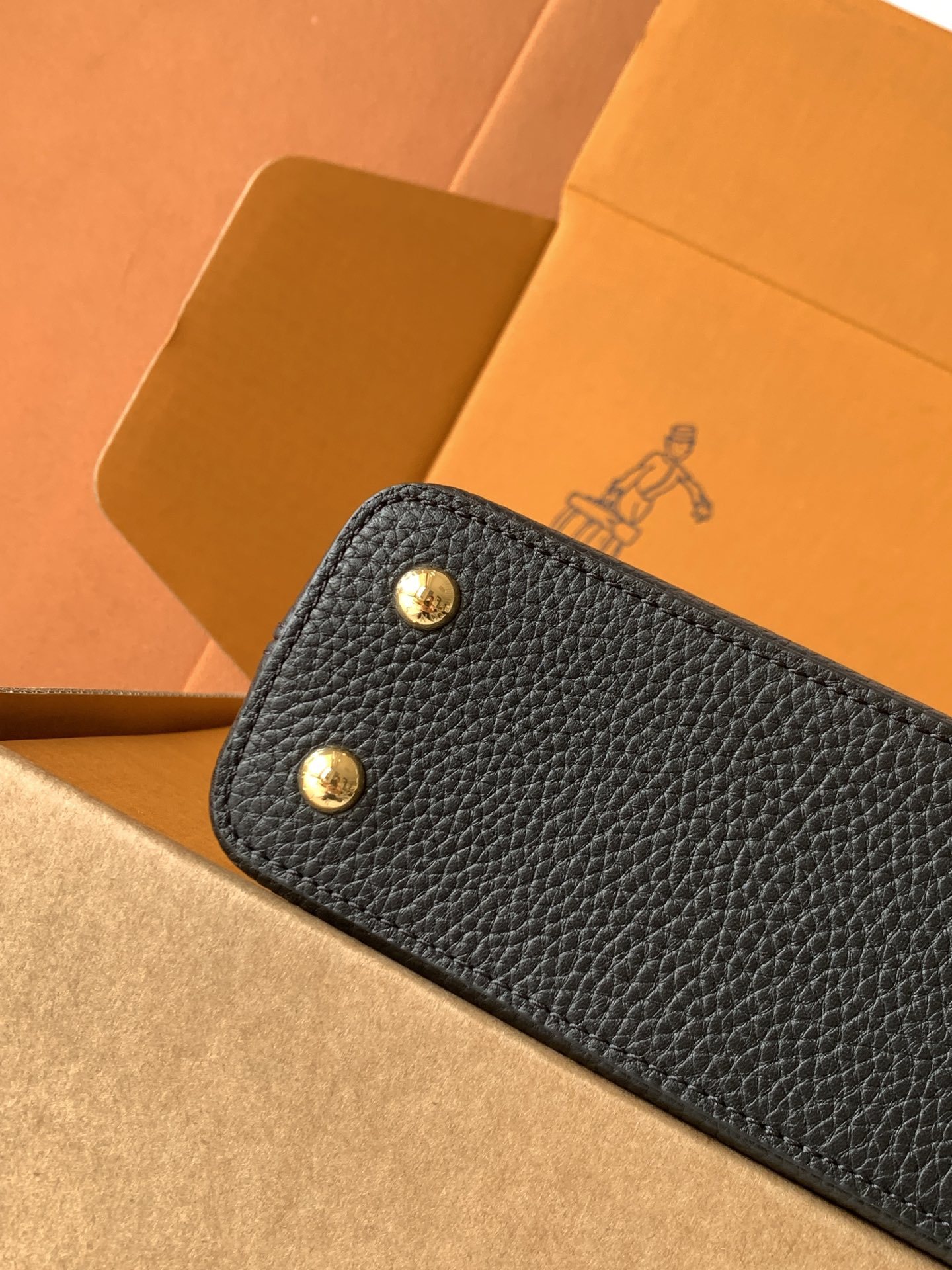 【特级全钢💋 M59433进口牛皮黑色金扣】本款 Capucines BB 手袋以全粒面进口牛皮革塑造