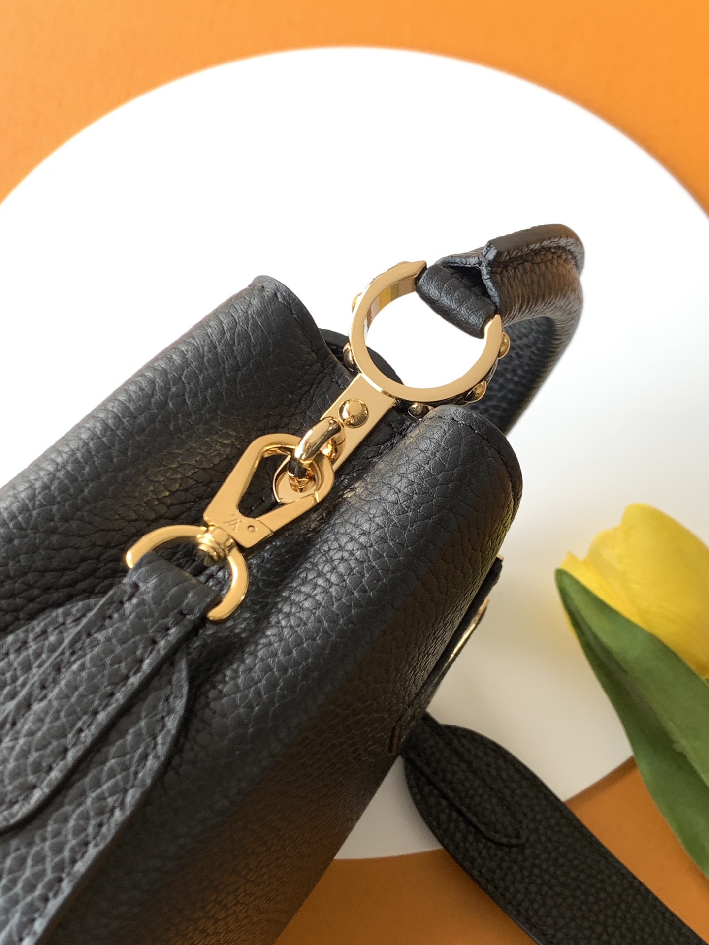 【特级全钢💋 M59433进口牛皮黑色金扣】本款 Capucines BB 手袋以全粒面进口牛皮革塑造