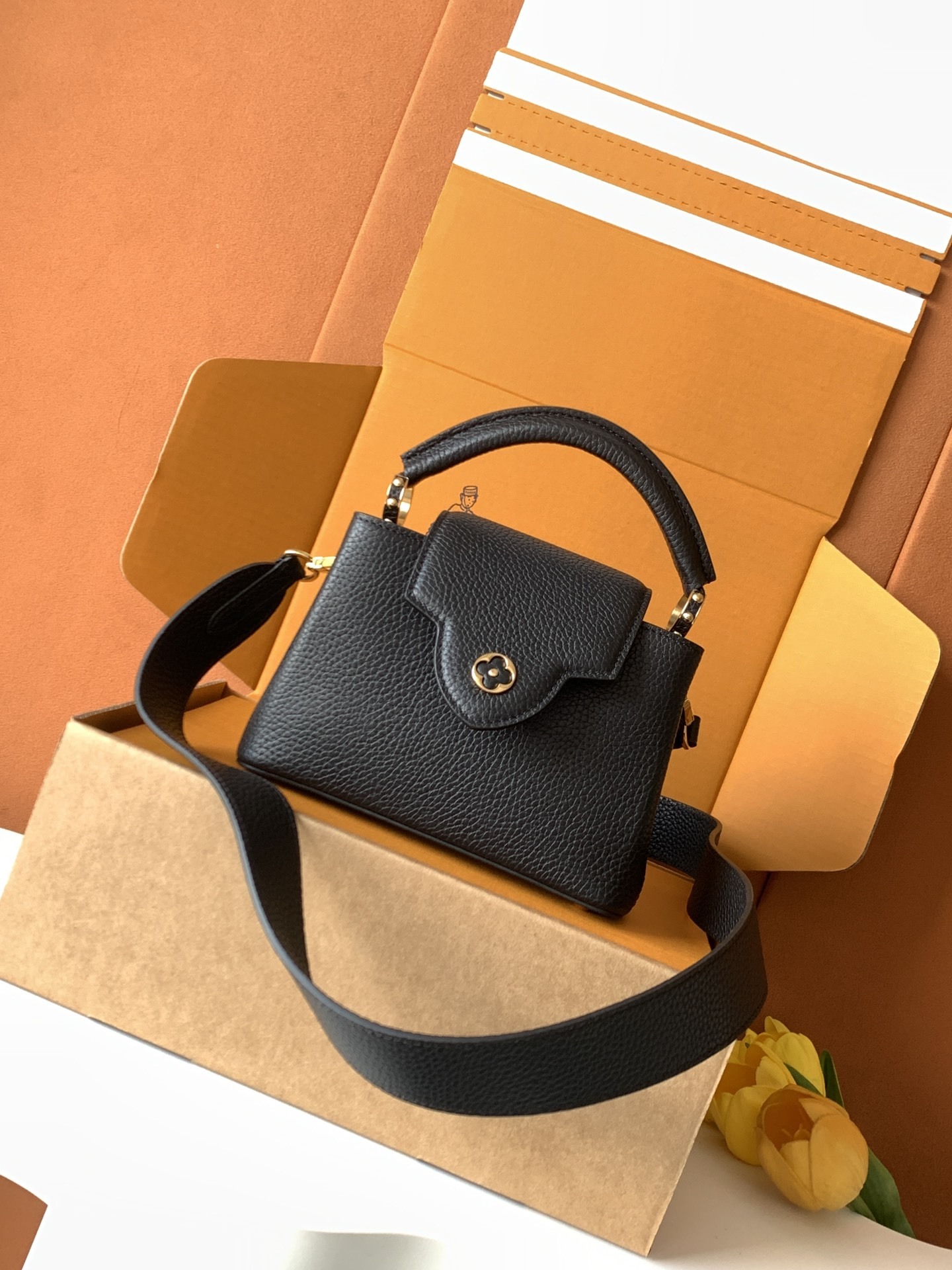 【特级全钢💋 M59433进口牛皮黑色金扣】本款 Capucines BB 手袋以全粒面进口牛皮革塑造