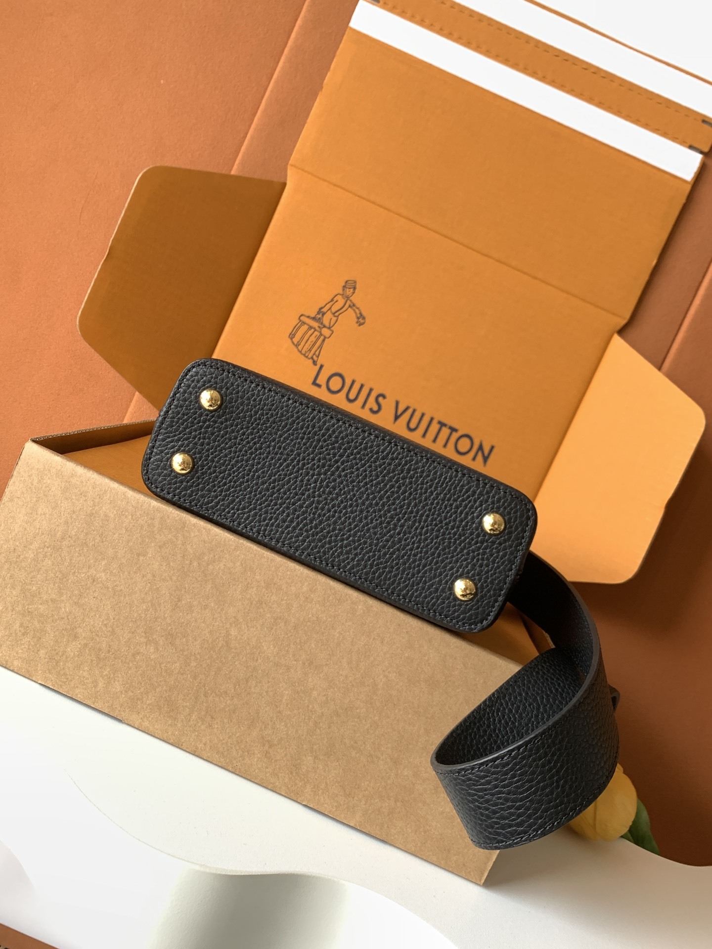 【特级全钢💋 M59433进口牛皮黑色金扣】本款 Capucines BB 手袋以全粒面进口牛皮革塑造