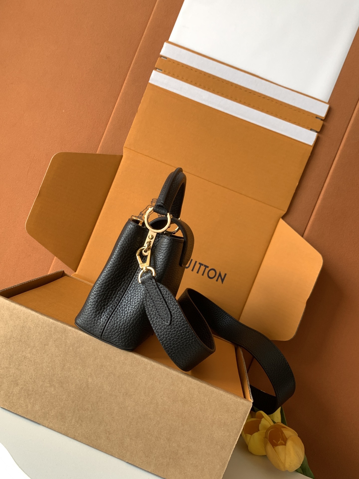 【特级全钢💋 M59433进口牛皮黑色金扣】本款 Capucines BB 手袋以全粒面进口牛皮革塑造