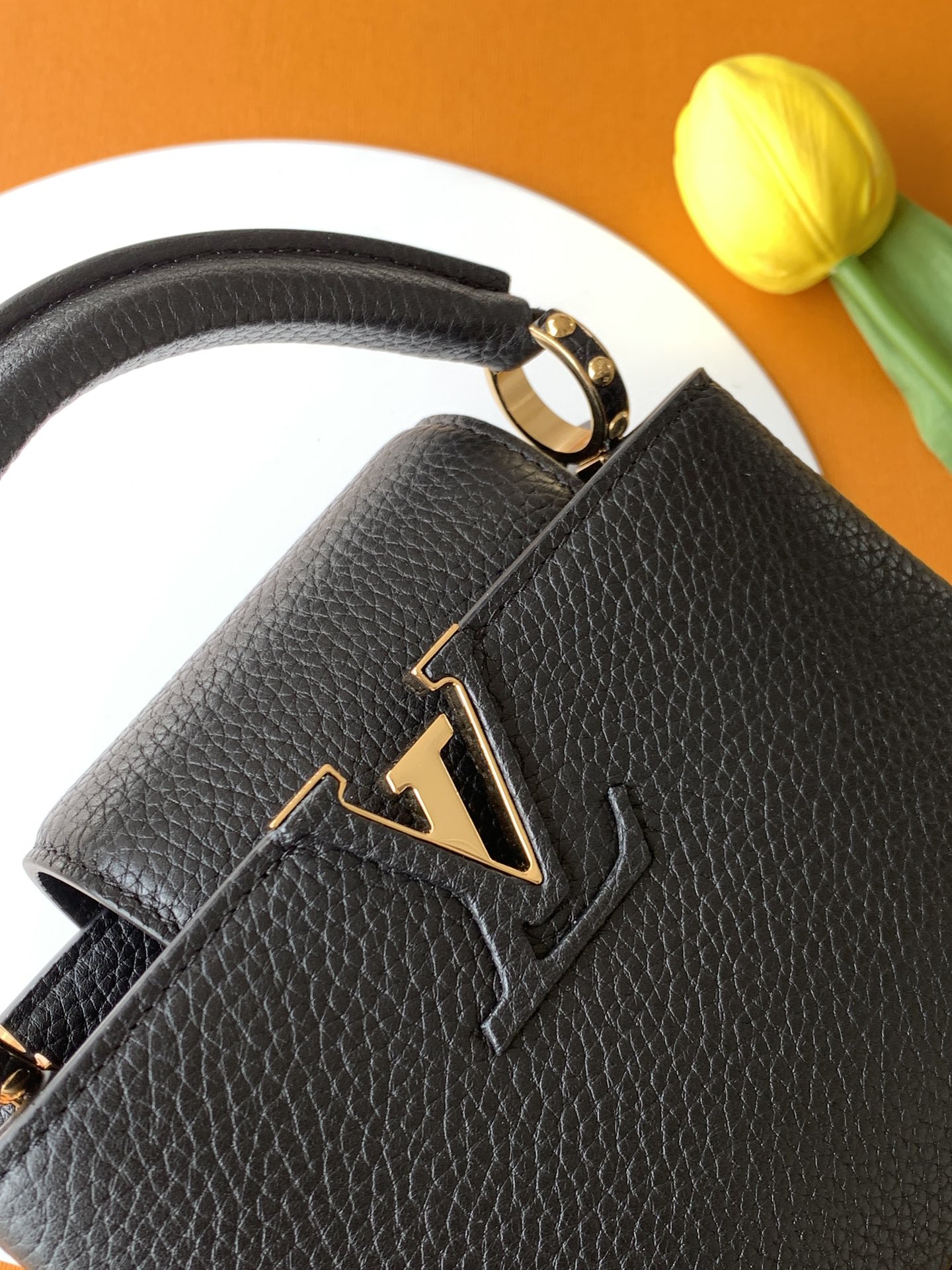 【特级全钢💋 M59433进口牛皮黑色金扣】本款 Capucines BB 手袋以全粒面进口牛皮革塑造