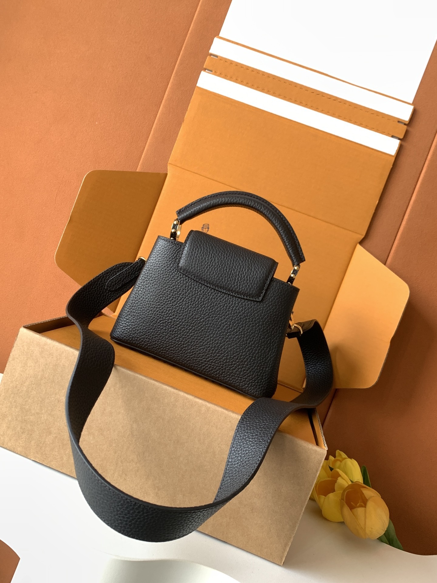 【特级全钢💋 M59433进口牛皮黑色金扣】本款 Capucines BB 手袋以全粒面进口牛皮革塑造