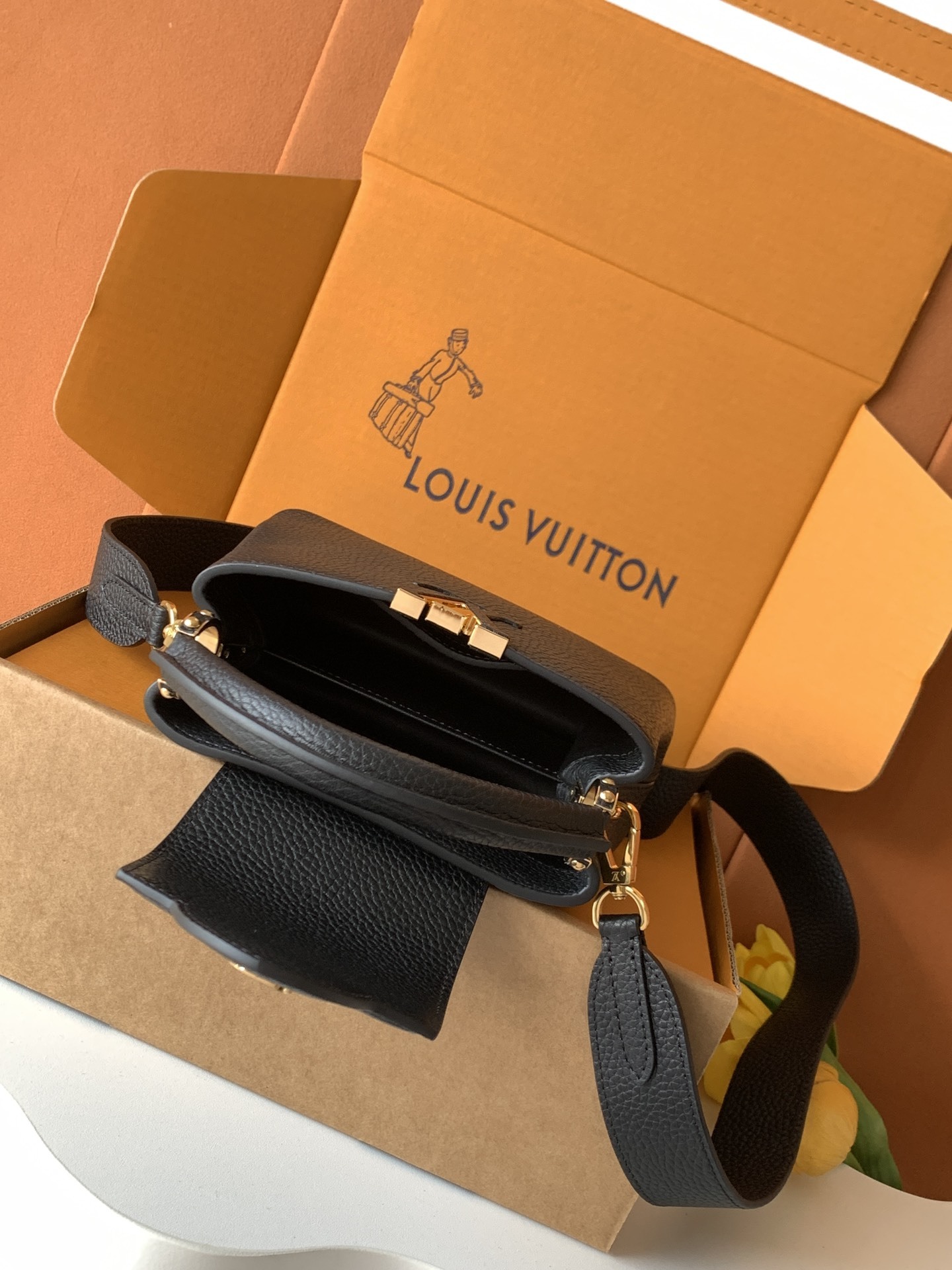 【特级全钢💋 M59433进口牛皮黑色金扣】本款 Capucines BB 手袋以全粒面进口牛皮革塑造