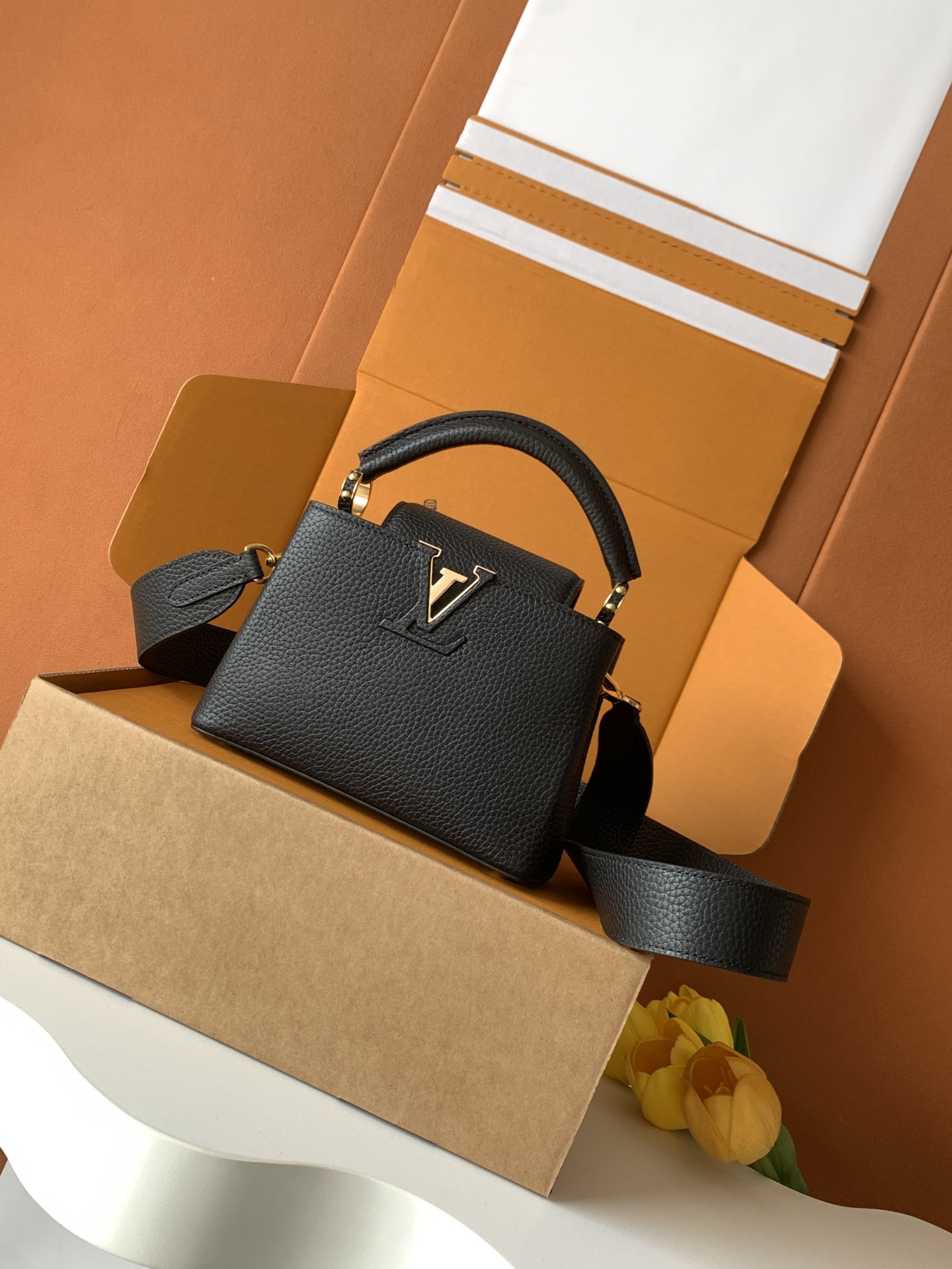 【特级全钢💋 M59433进口牛皮黑色金扣】本款 Capucines BB 手袋以全粒面进口牛皮革塑造 