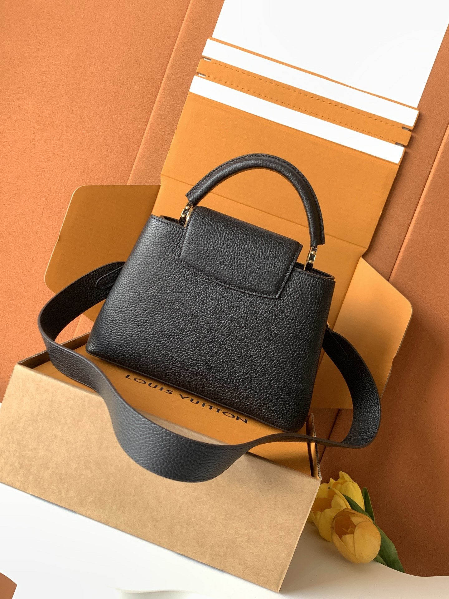 变码芯片版【特级全钢💋 M59434进口牛皮黑色金扣】本款 Capucines BB 手袋以全粒面进口牛