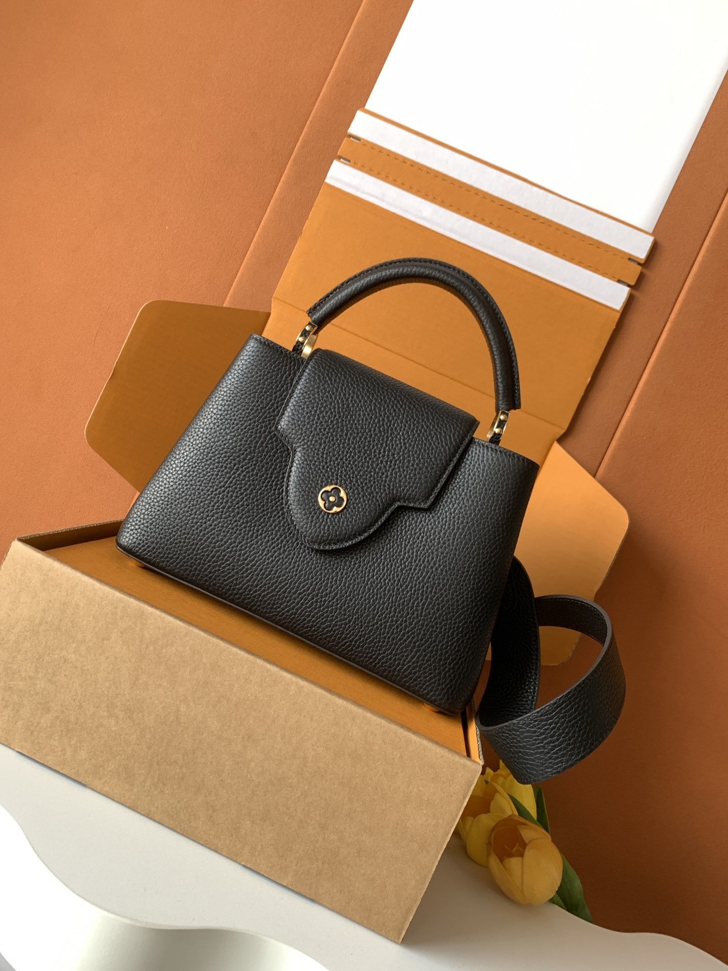 变码芯片版【特级全钢💋 M59434进口牛皮黑色金扣】本款 Capucines BB 手袋以全粒面进口牛