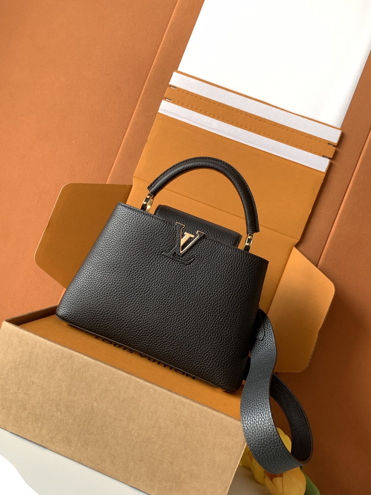 变码芯片版【特级全钢💋 M59434进口牛皮黑色金扣】本款 Capucines BB 手袋以全粒面进口牛