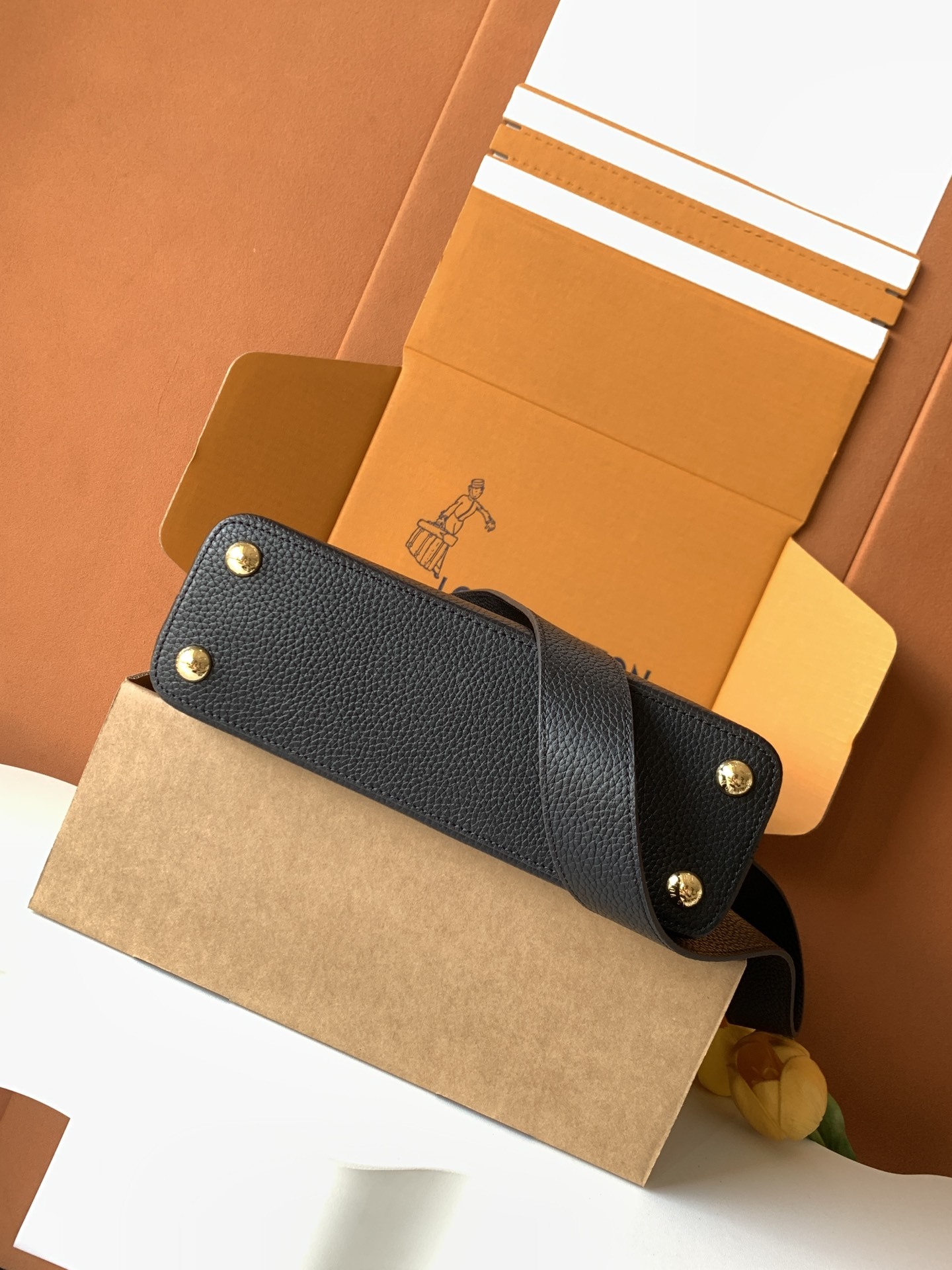 变码芯片版【特级全钢💋 M59434进口牛皮黑色金扣】本款 Capucines BB 手袋以全粒面进口牛