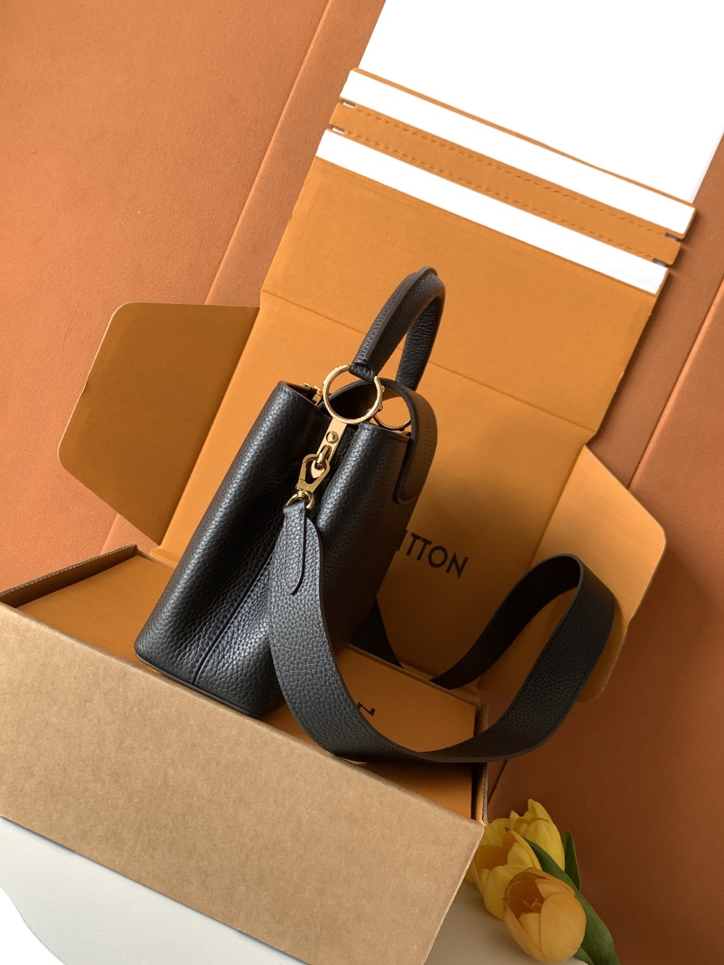 变码芯片版【特级全钢💋 M59434进口牛皮黑色金扣】本款 Capucines BB 手袋以全粒面进口牛