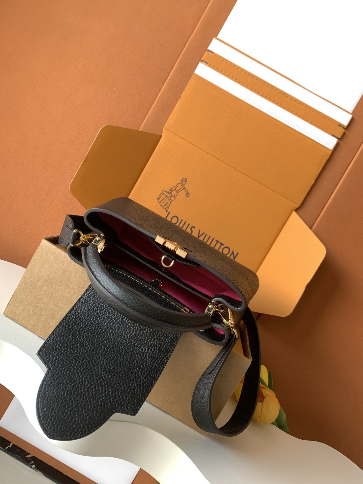 变码芯片版【特级全钢💋 M59434进口牛皮黑色金扣】本款 Capucines BB 手袋以全粒面进口牛