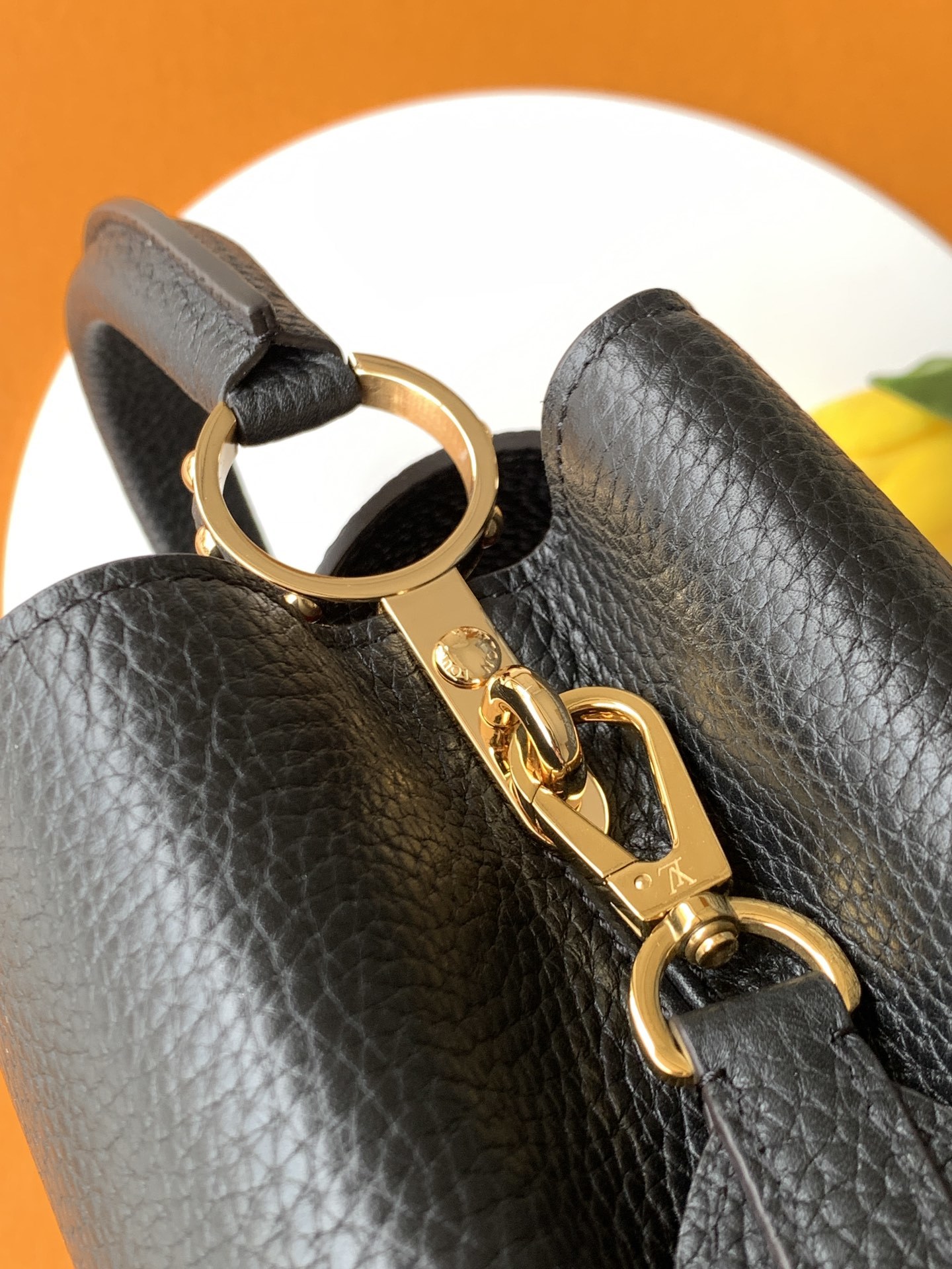 变码芯片版【特级全钢💋 M59434进口牛皮黑色金扣】本款 Capucines BB 手袋以全粒面进口牛