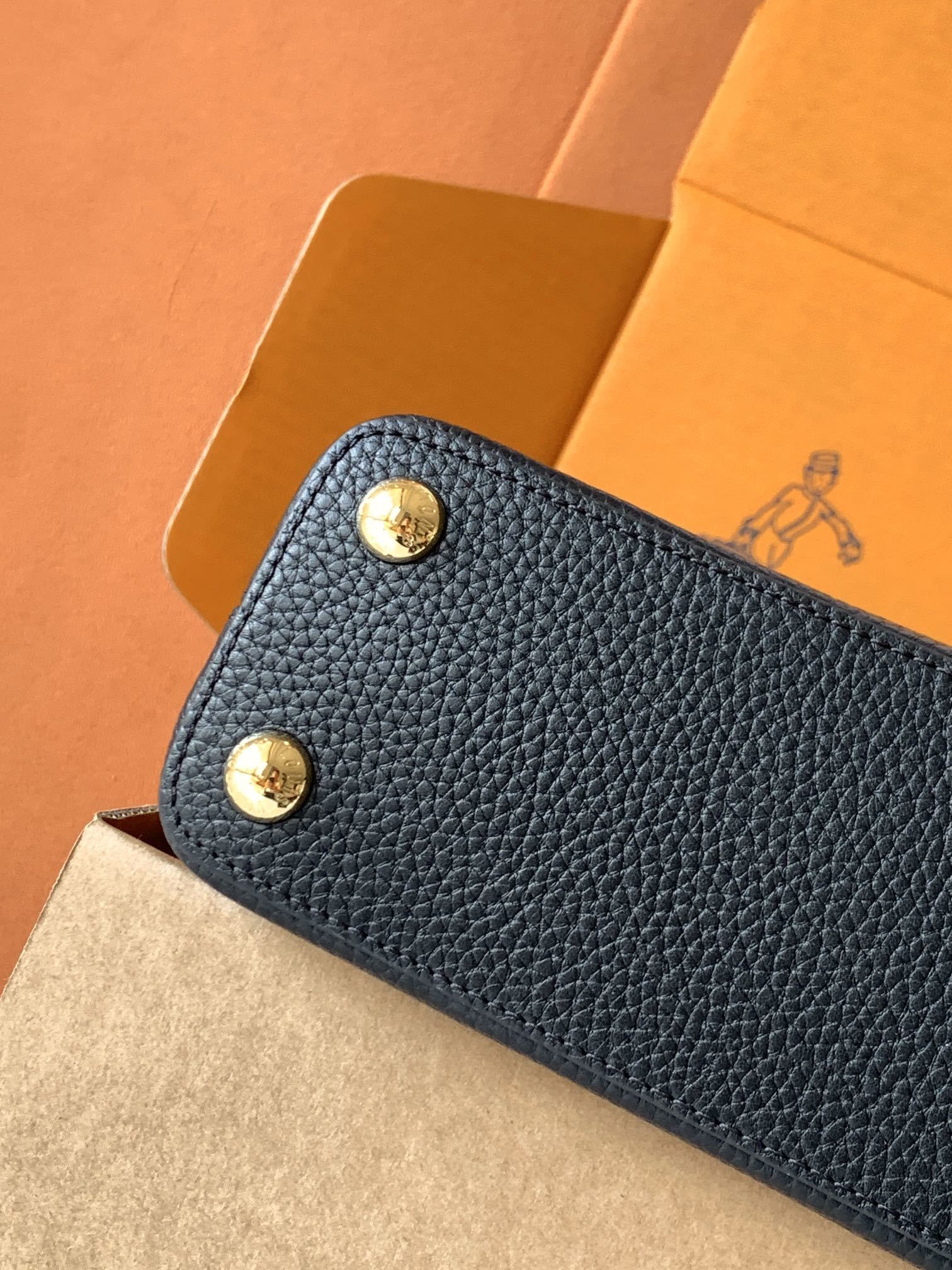 变码芯片版【特级全钢💋 M59434进口牛皮黑色金扣】本款 Capucines BB 手袋以全粒面进口牛