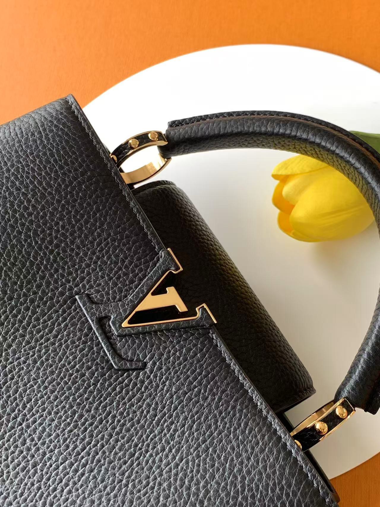 变码芯片版【特级全钢💋 M59434进口牛皮黑色金扣】本款 Capucines BB 手袋以全粒面进口牛