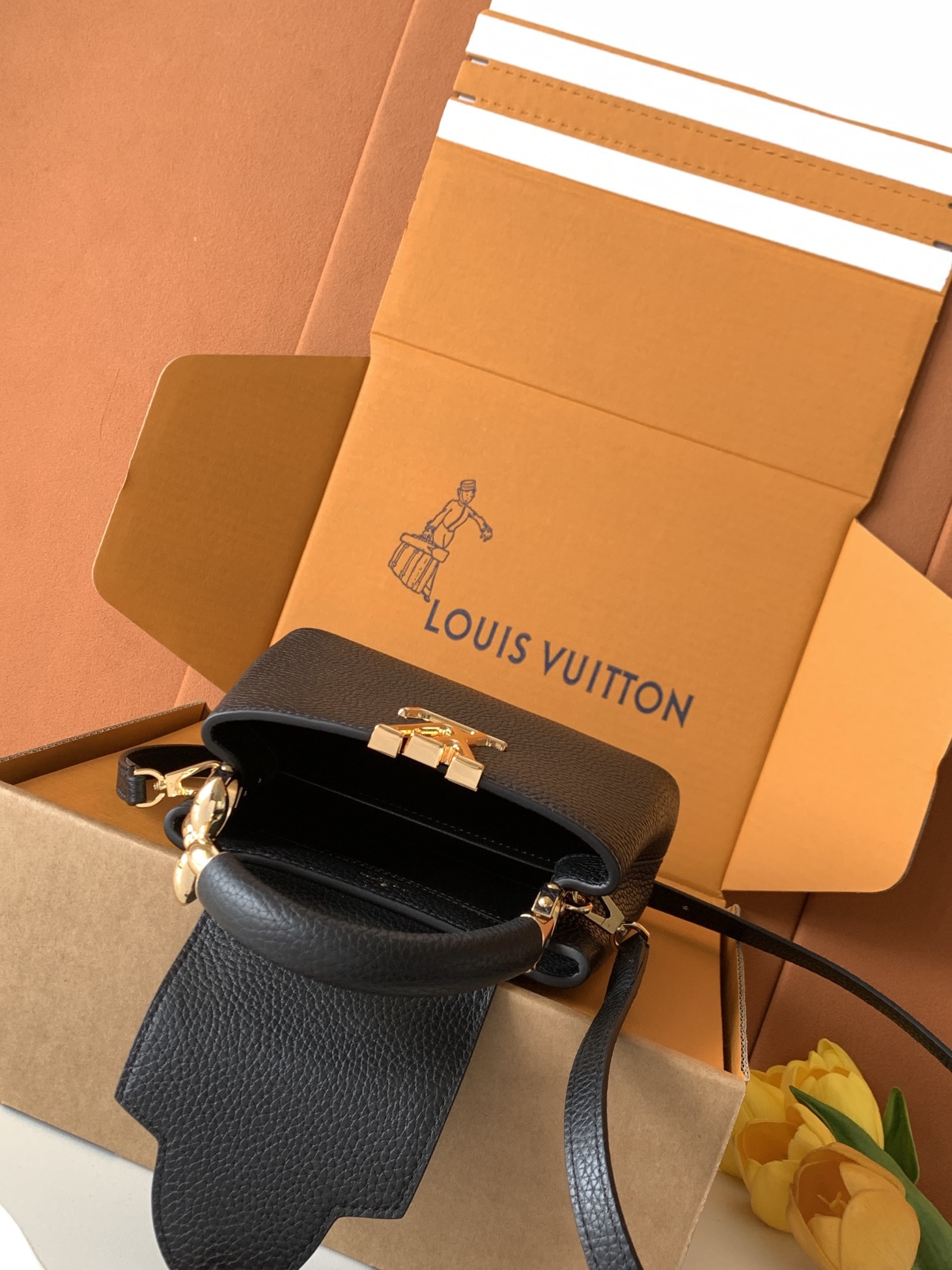 【特级全钢】Capucines 迷你 黑色金型号:M23943材料:A级全钢五金,进口牛皮包装:全套原厂