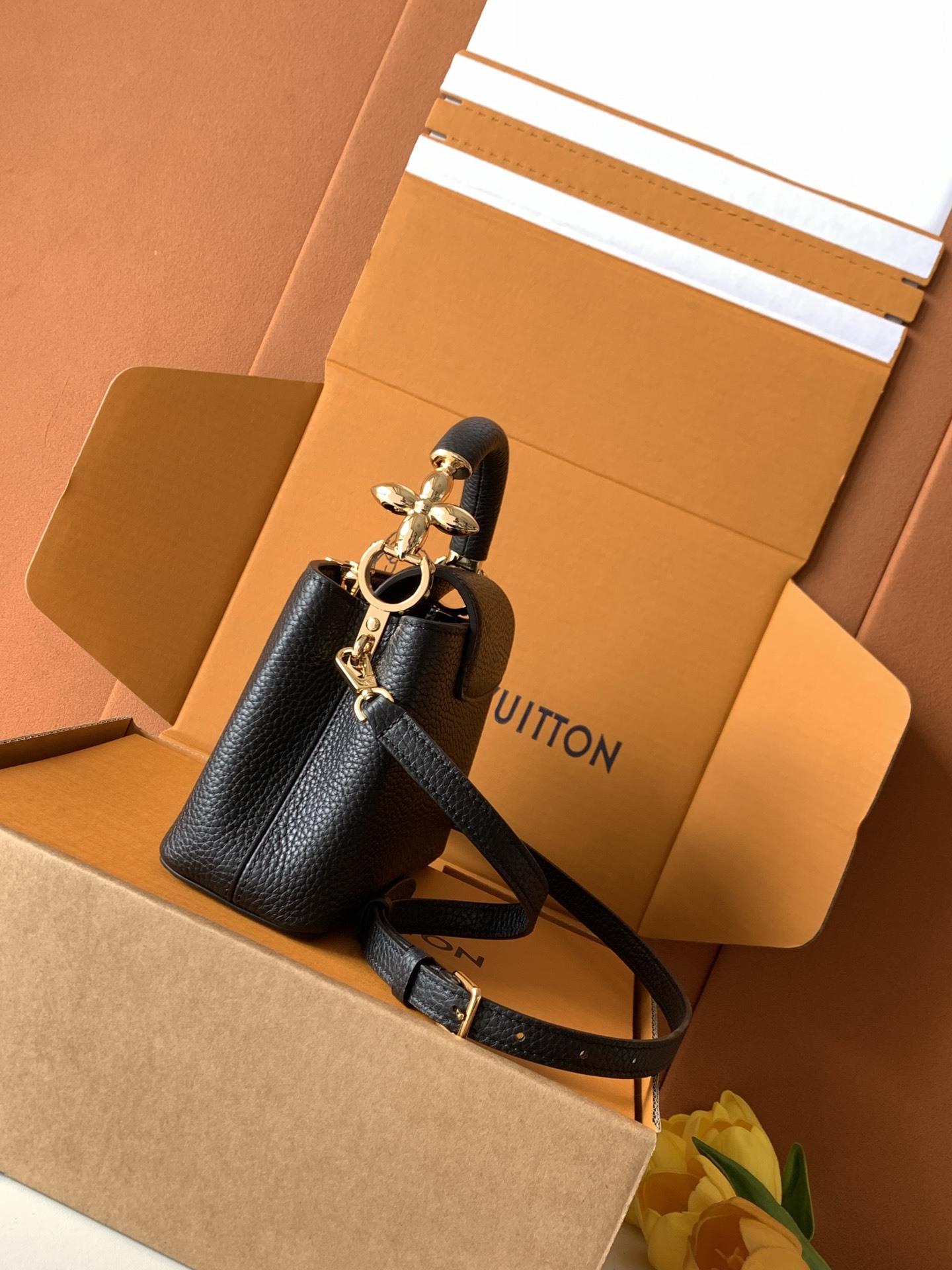 【特级全钢】Capucines 迷你 黑色金型号:M23943材料:A级全钢五金,进口牛皮包装:全套原厂