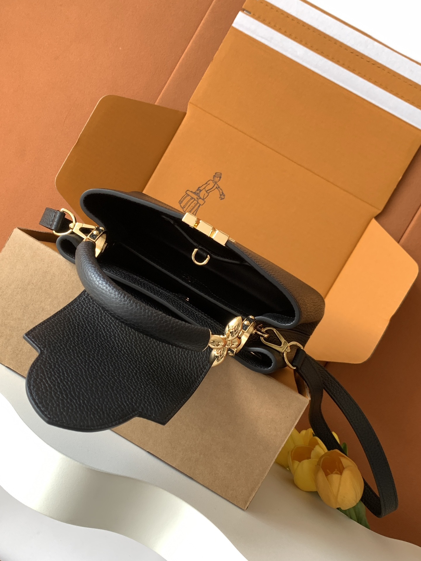 【特级全钢】Capucines 小号 黑色金型号:M24698材料:A级全钢五金,进口牛皮包装:全套原厂