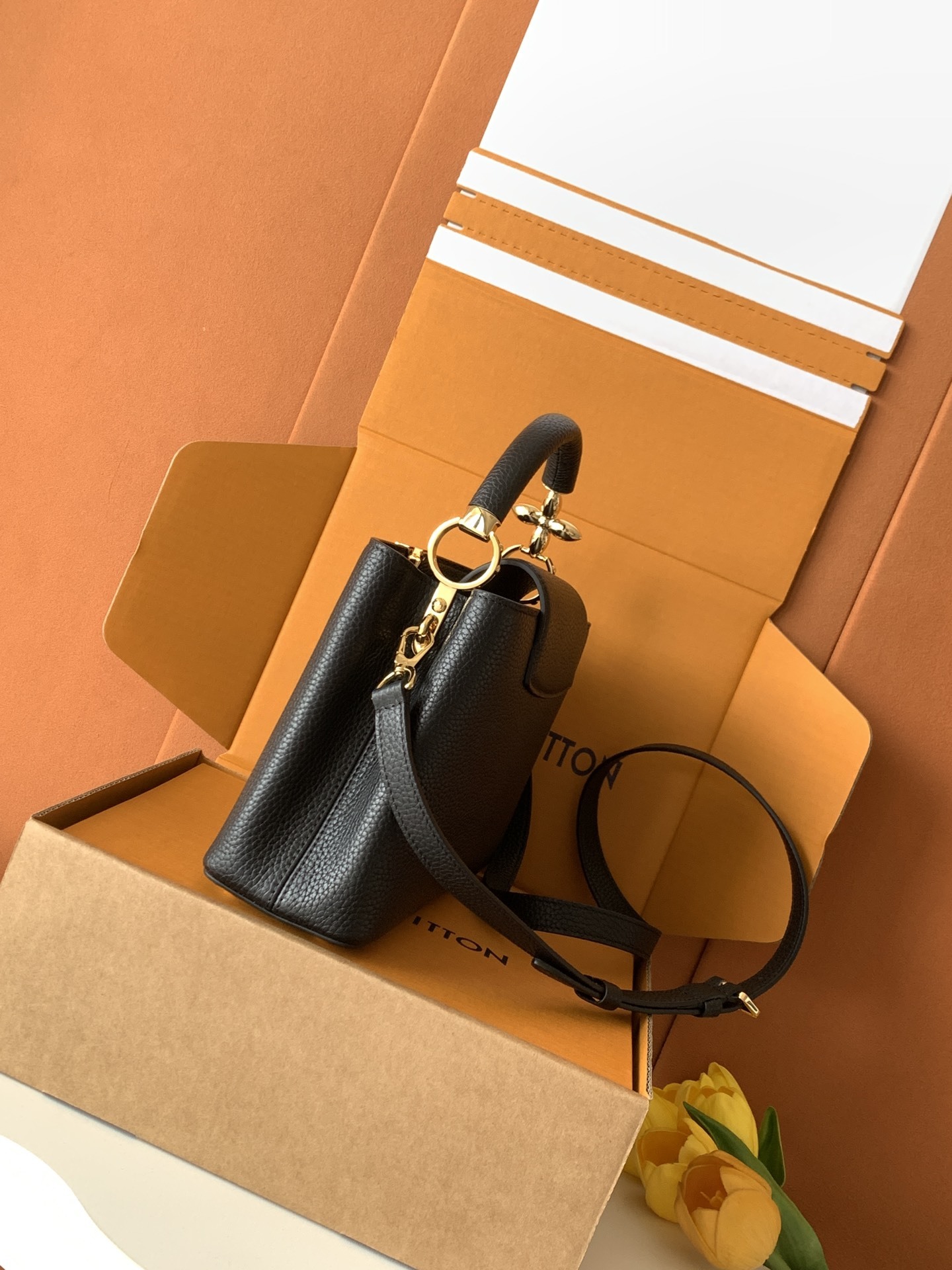 【特级全钢】Capucines 小号 黑色金型号:M24698材料:A级全钢五金,进口牛皮包装:全套原厂