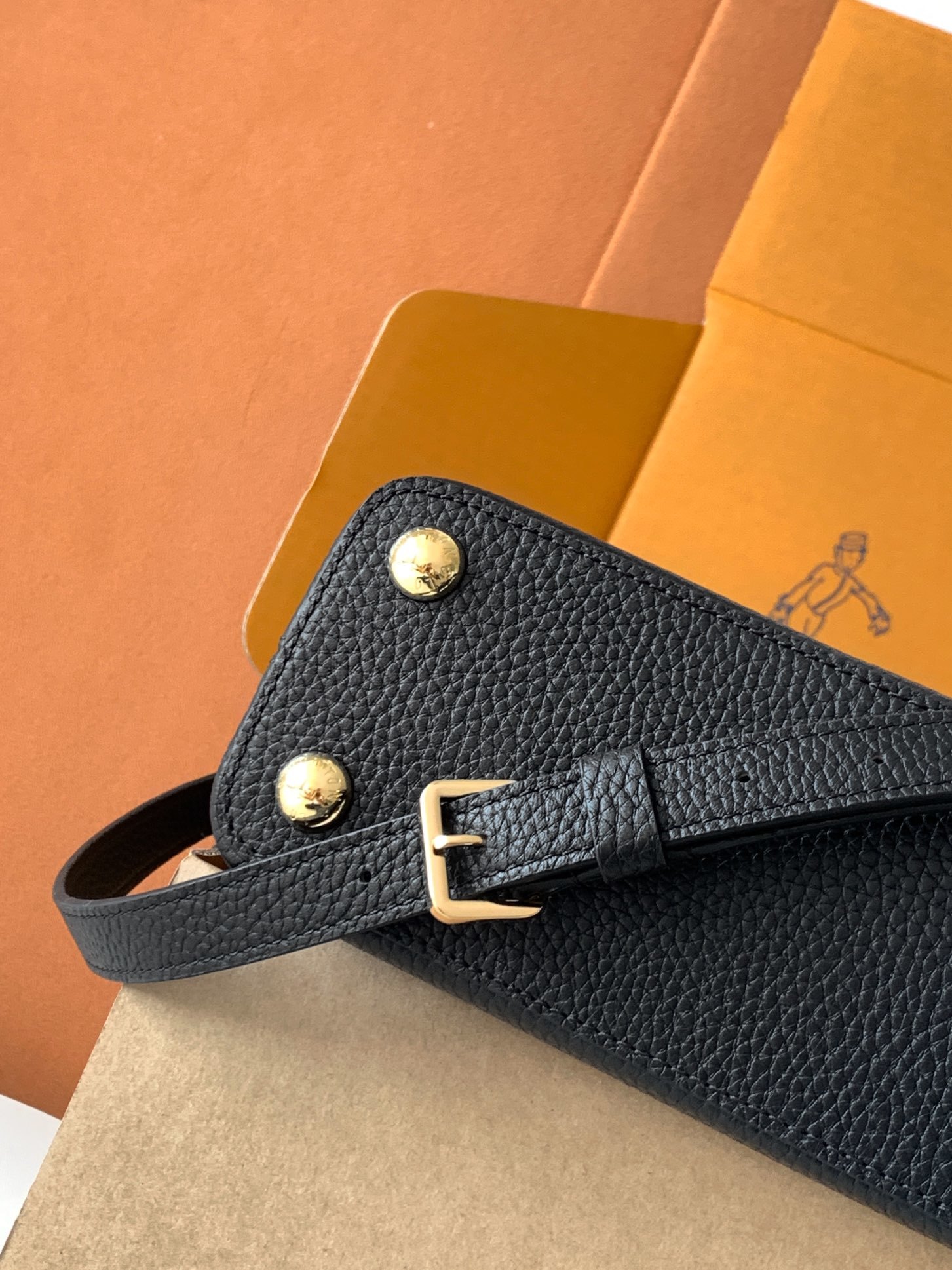 【特级全钢】Capucines 小号 黑色金型号:M24698材料:A级全钢五金,进口牛皮包装:全套原厂