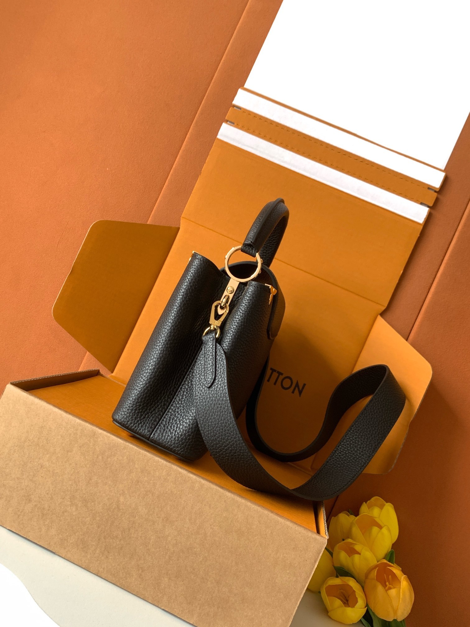 【全钢五金 变码芯片】特级配全套包装 💋 M56660进口牛皮黑色 金扣】 花冠全钢五金Capucine