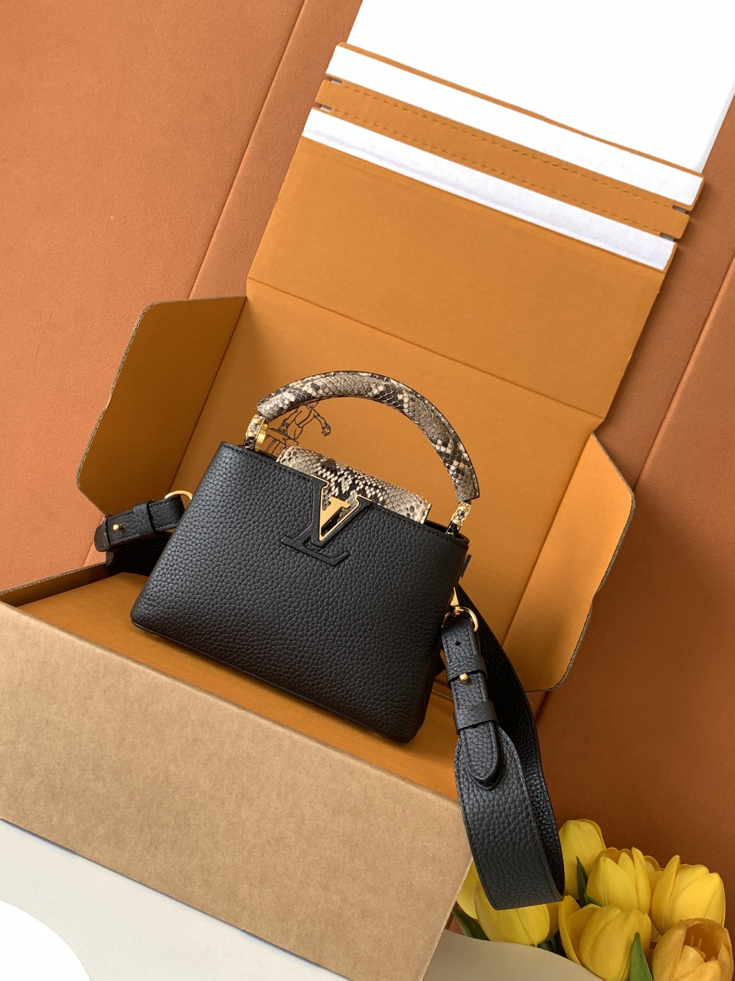 【特级MB芯片版原厂皮】Capucines 迷你 进口牛皮黑色配蟒蛇金型号：M80041进口牛皮黑色配亮