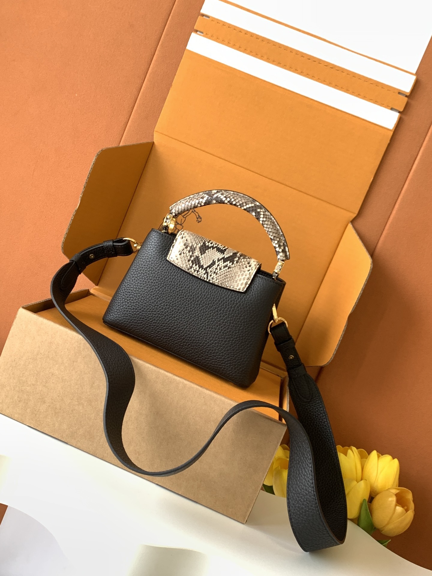 【特级MB芯片版原厂皮】Capucines 迷你 进口牛皮黑色配蟒蛇金型号:M80041进口牛皮黑色配亮